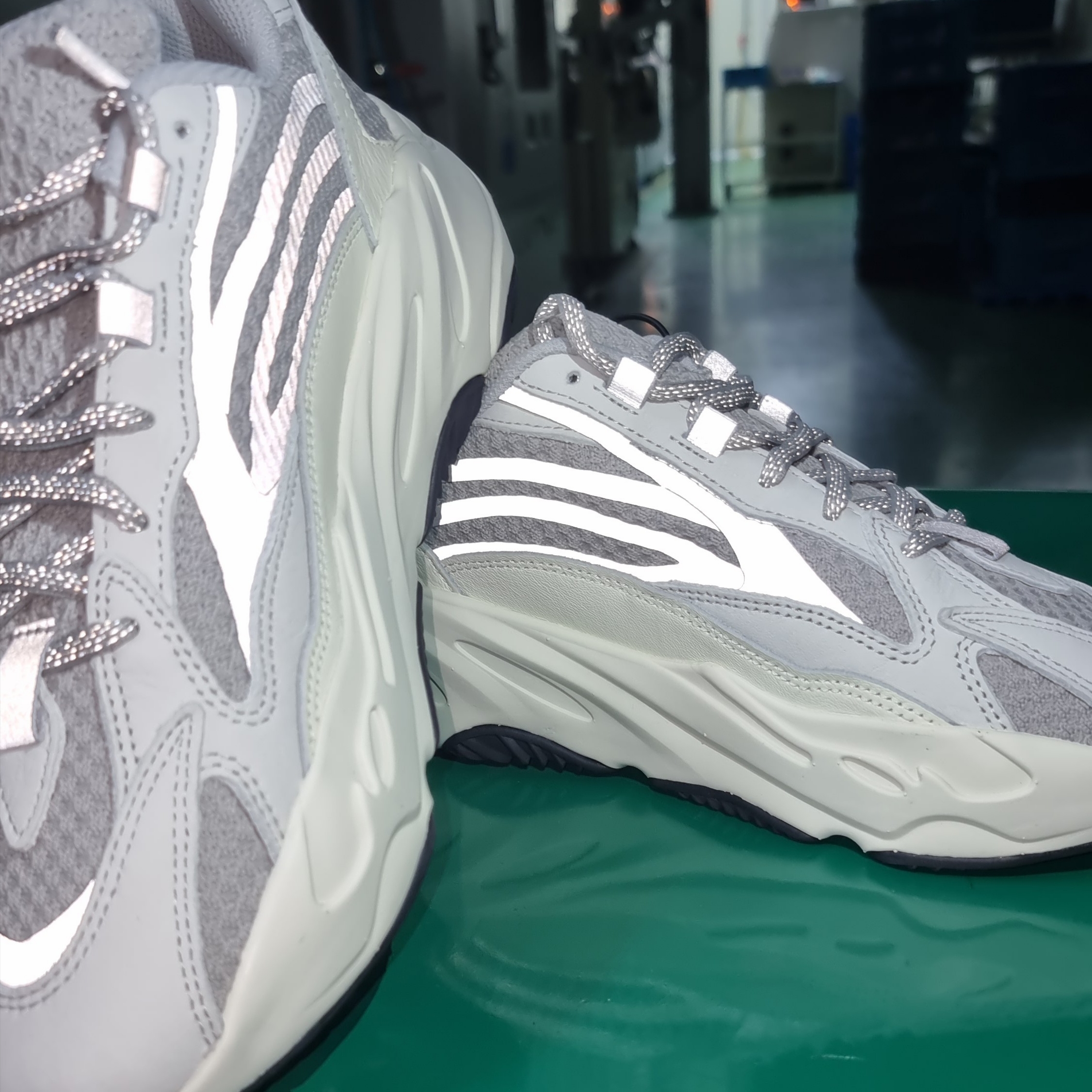 Adidas Yeezy Boost 700 V2 Static 2022 착용 스타일