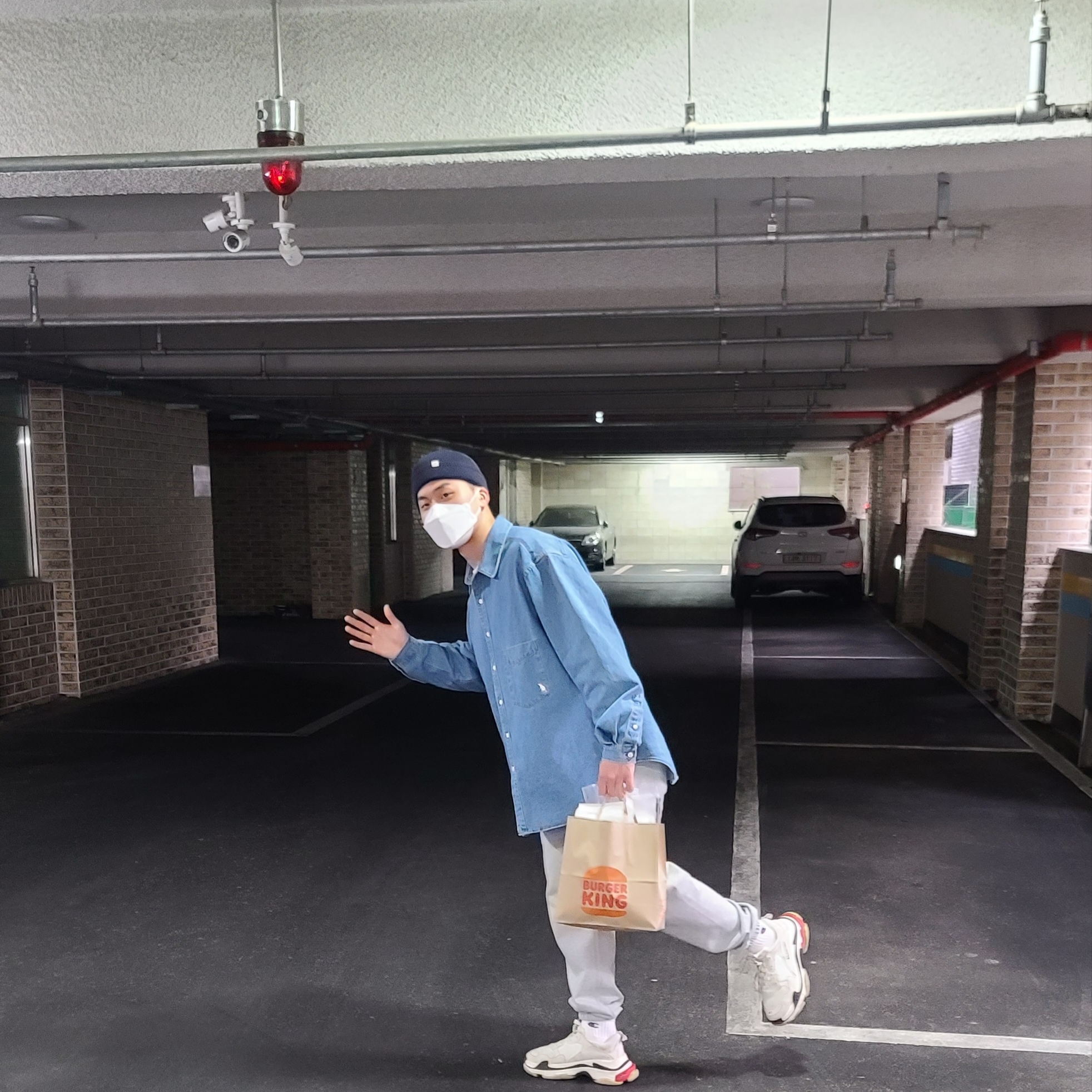 Balenciaga Triple S White Black Red 2019 착용 스타일