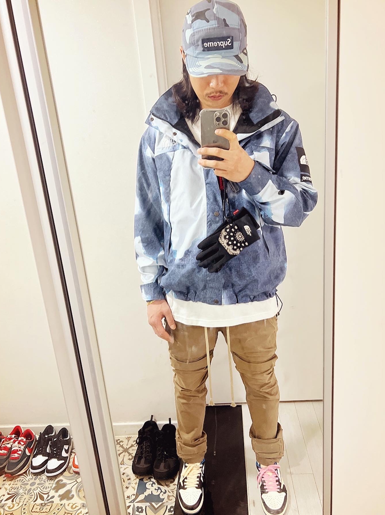 Supreme x The North Face Bleached Denim Print Mountain Jacket Indigo - 21FW, Jordan 1 x Travis Scott x Fragment Retro Low OG SP Military Blue 착용 스타일 - 3