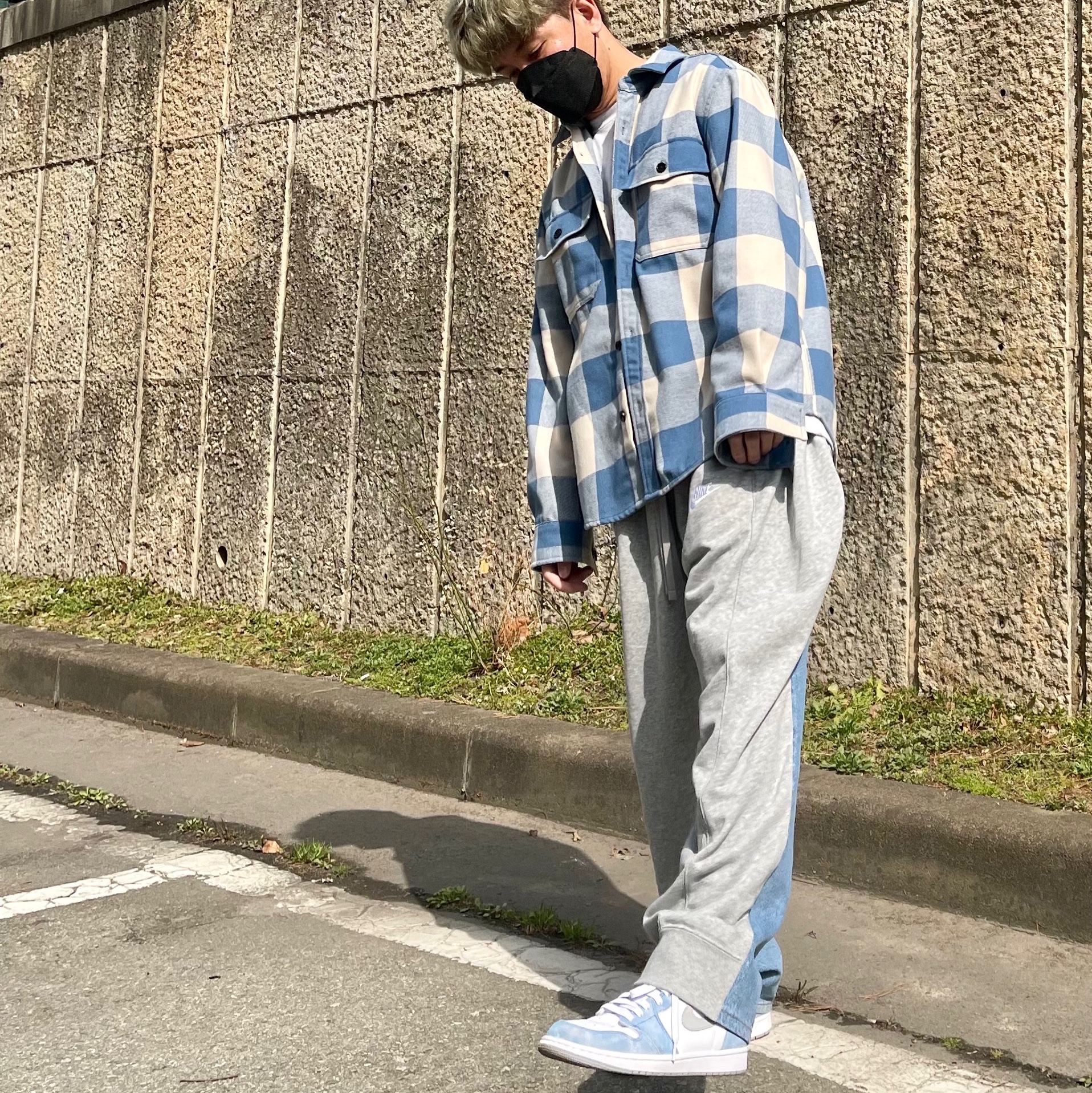Jordan 1 Retro High OG Hyper Royal, IAB Studio Long Sleeve Light Gray 착용 스타일 - 2