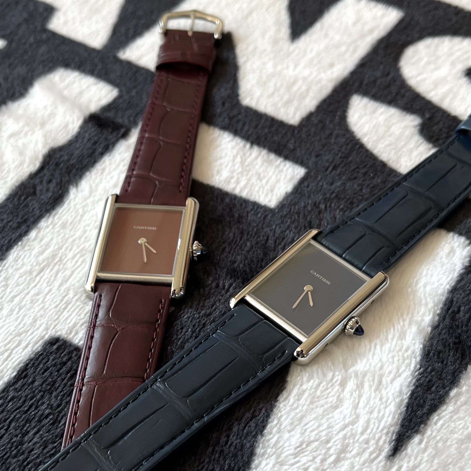 Cartier Tank Must Watch Large Quartz Steel Alligator Skin Green, Cartier Tank Must Watch Large Quartz Steel Alligator Skin Blue 착용 스타일 - 3
