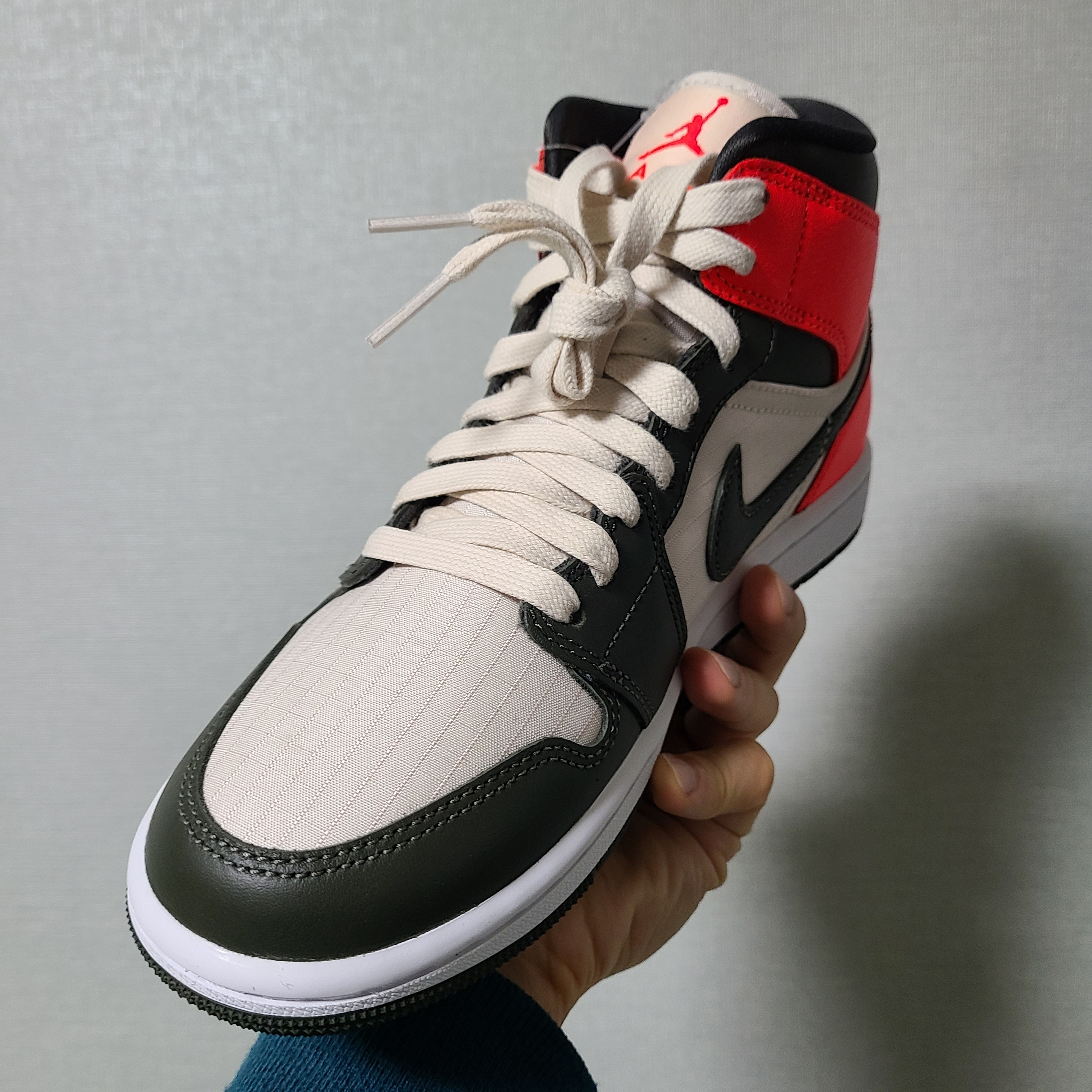 (W) Jordan 1 Mid SE Newsprint 착용 스타일 - 3