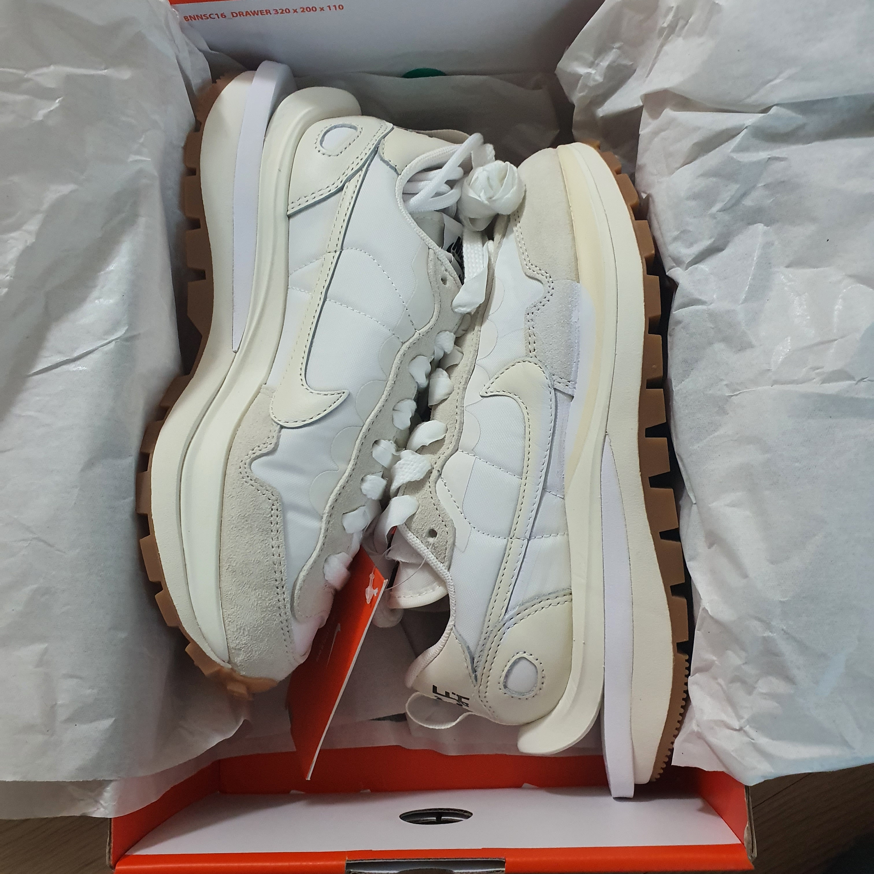 Nike x Sacai VaporWaffle White and Gum 착용 스타일 - 5
