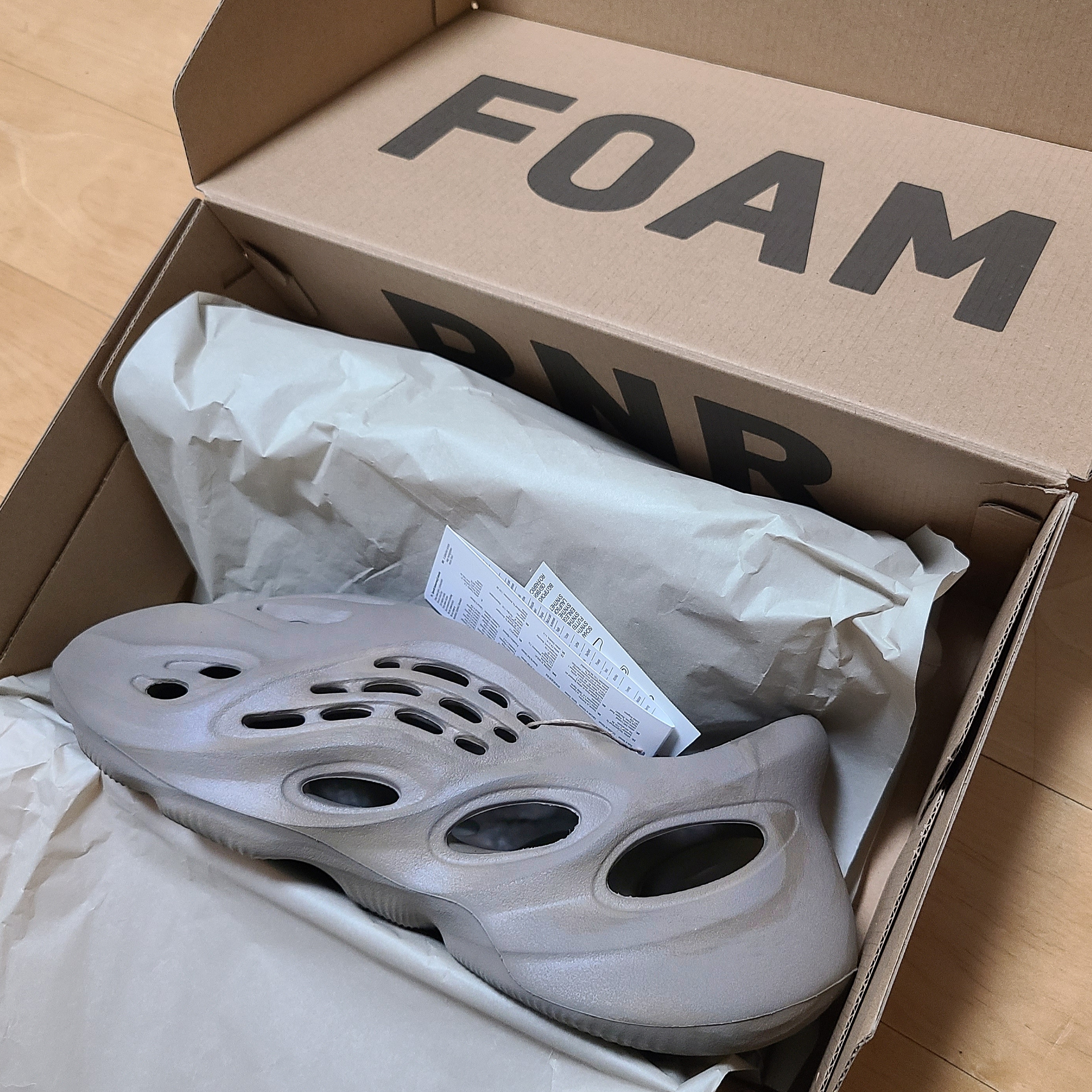 Adidas Yeezy Foam RNNR Stone Sage 착용 스타일