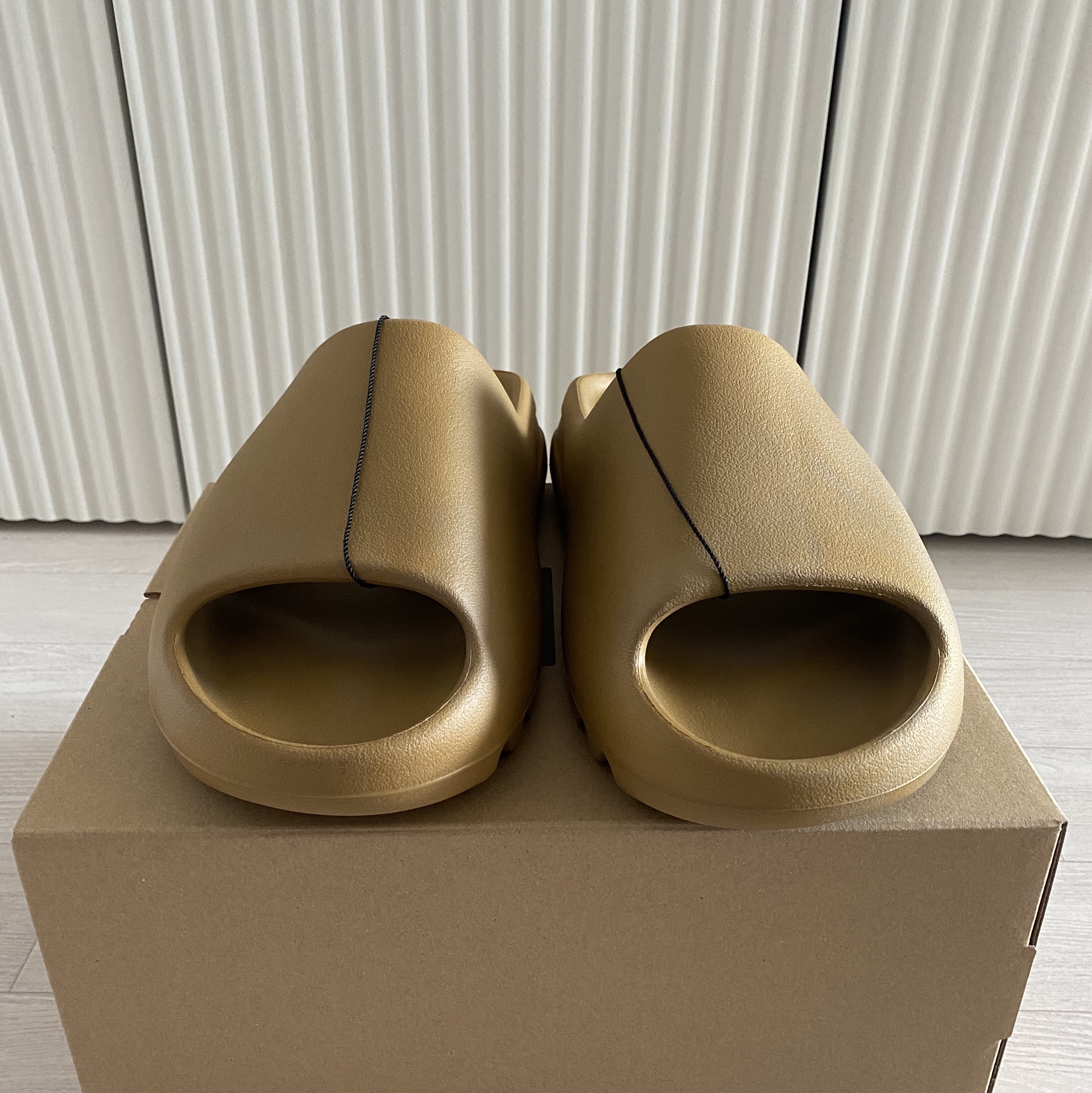 Adidas Yeezy Slide Ochre 착용 스타일 - 3