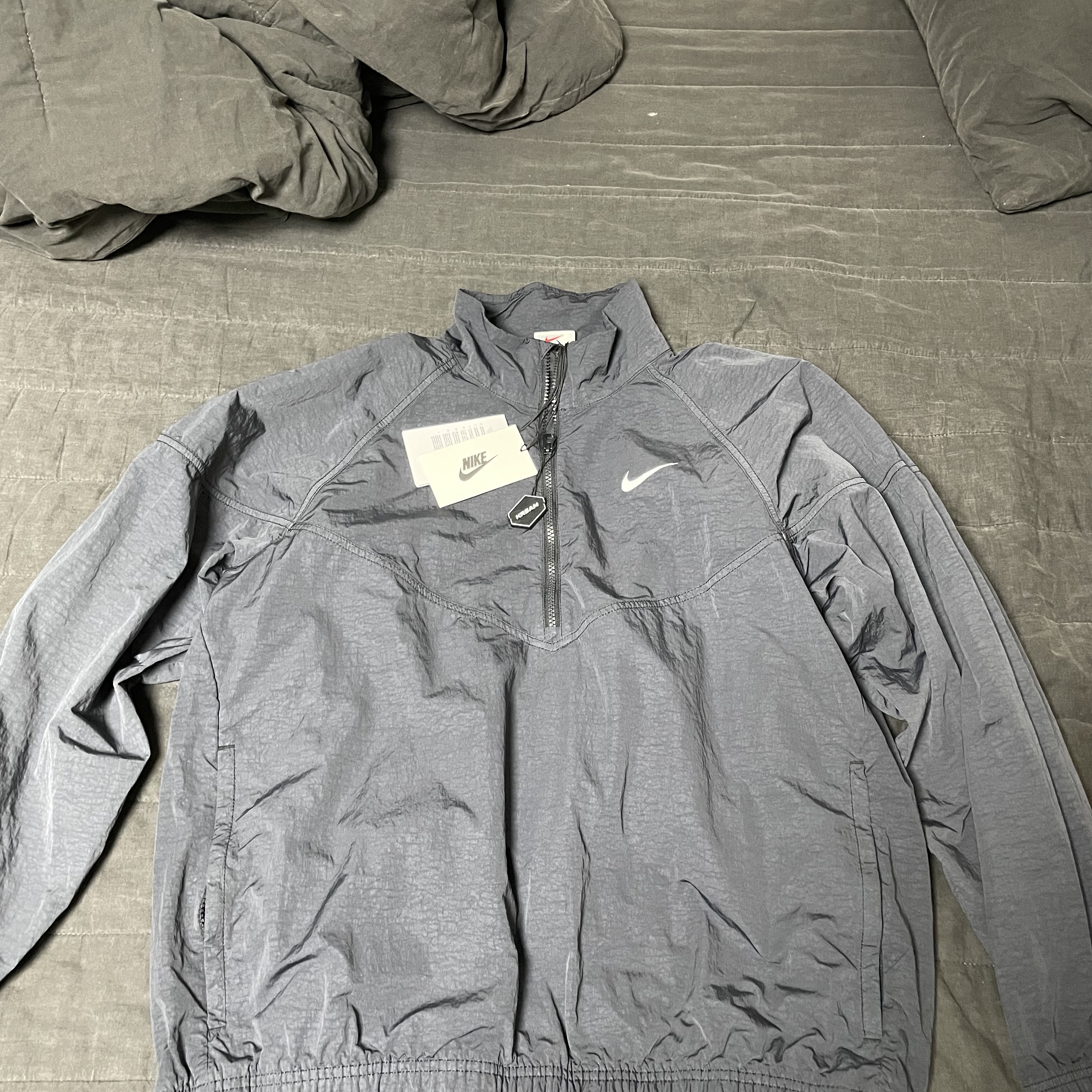 Nike x Stussy Windrunner Jacket Off Noir 착용 스타일 - 2