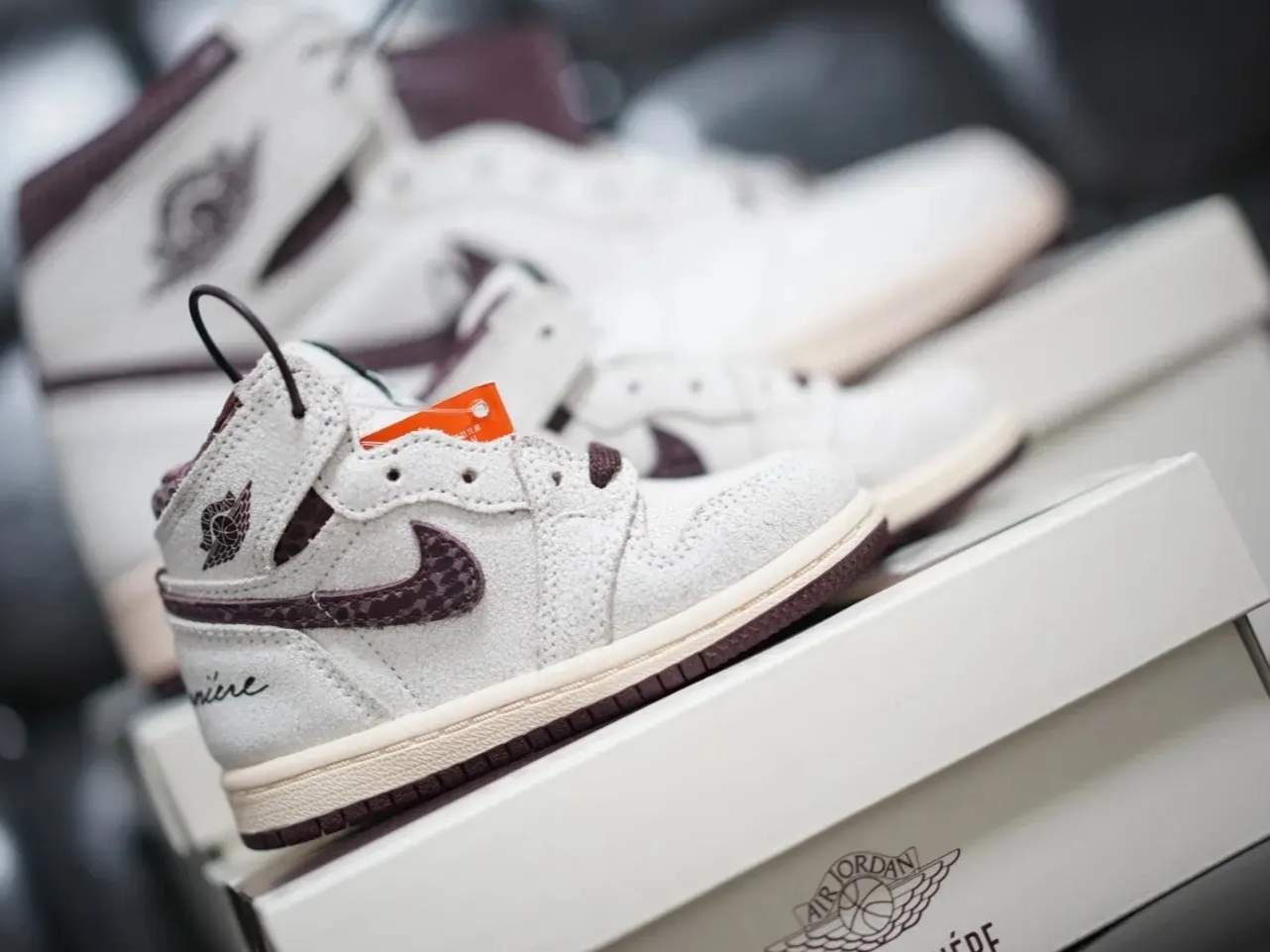 Jordan 1 x A Ma Maniere Retro High OG SP Sail and Burgundy, (TD) Jordan 1 x A Ma Maniere Retro High OG SP Burgundy and Sail 착용 스타일 - 3