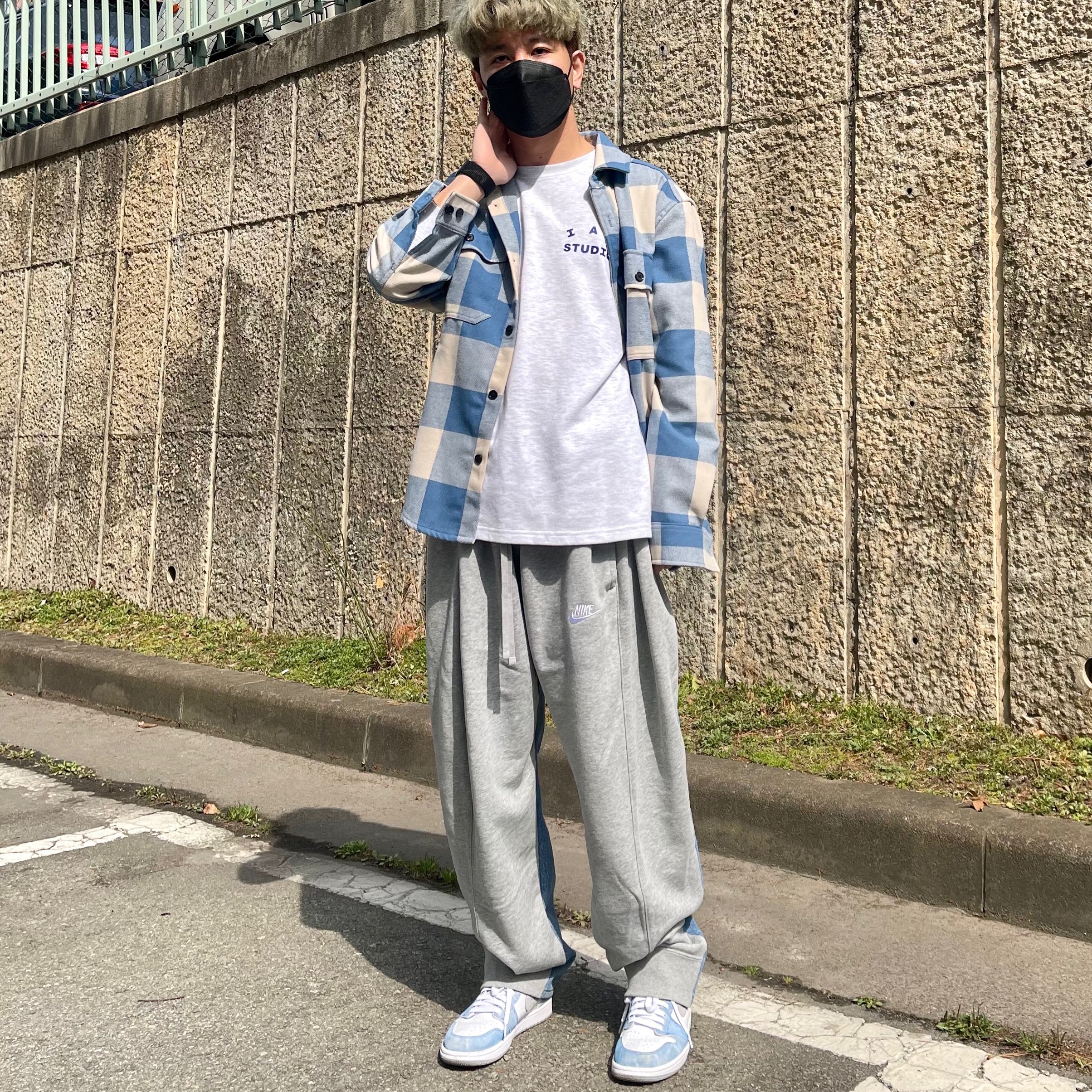 Jordan 1 Retro High OG Hyper Royal, IAB Studio Long Sleeve Light Gray 착용 스타일 - 1