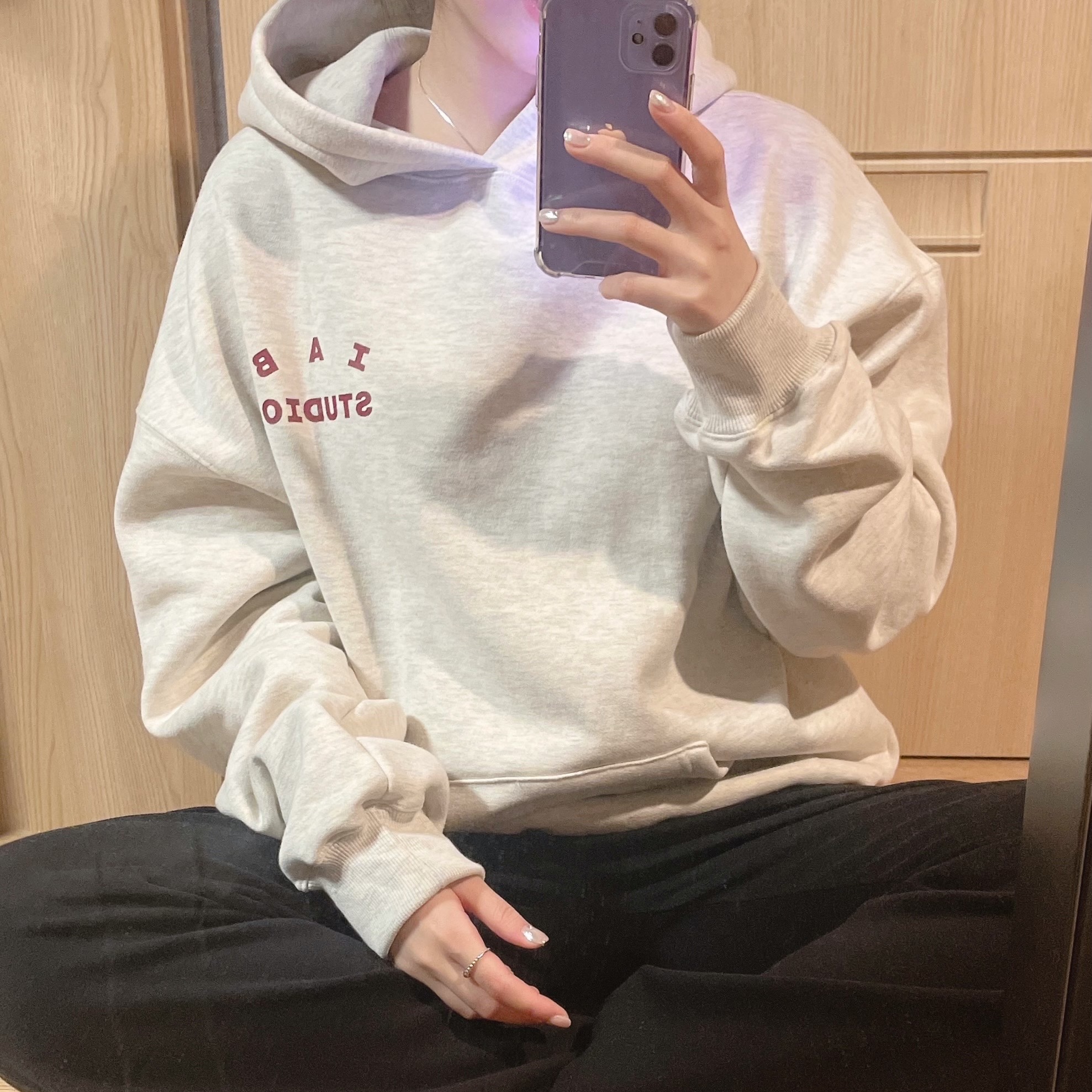 IAB Studio Hoodie Oatmeal Burgundy 착용 스타일