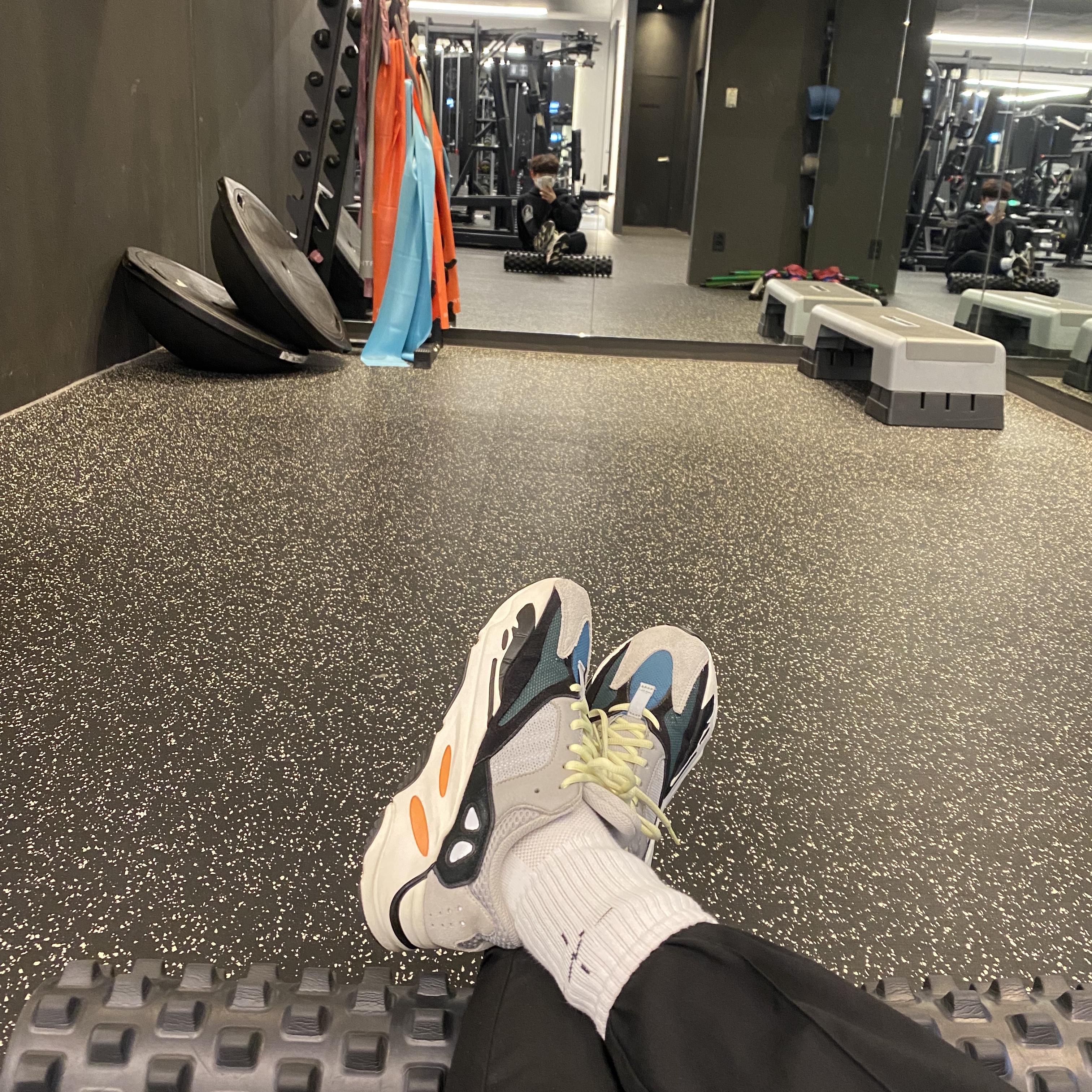 Adidas Yeezy Boost 700 Wave Runner Solid Grey 2017/2019 착용 스타일