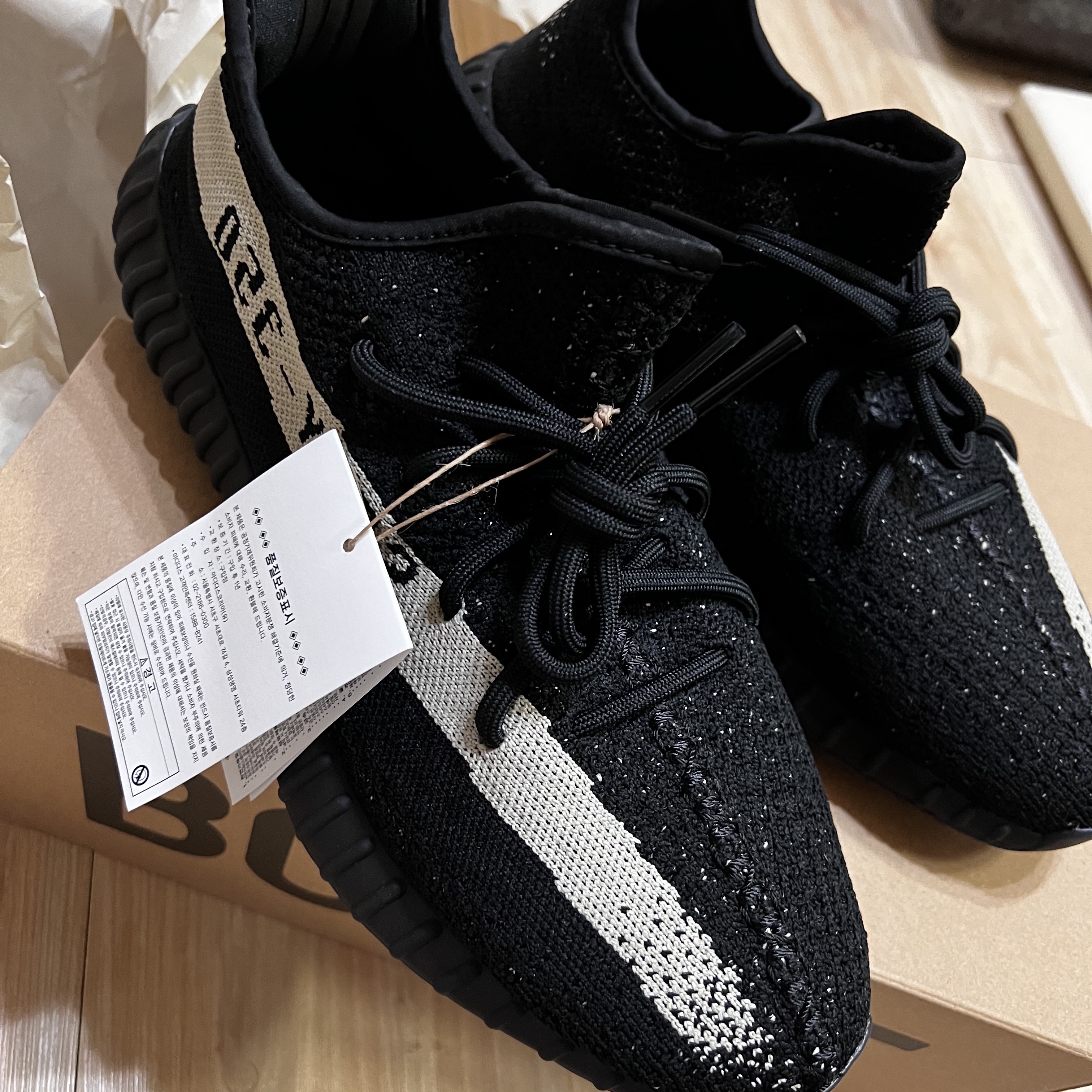 Adidas Yeezy Boost 700 V2 Static 2022, Adidas Yeezy Boost 350 V2 Core Black White 2022 착용 스타일 - 2