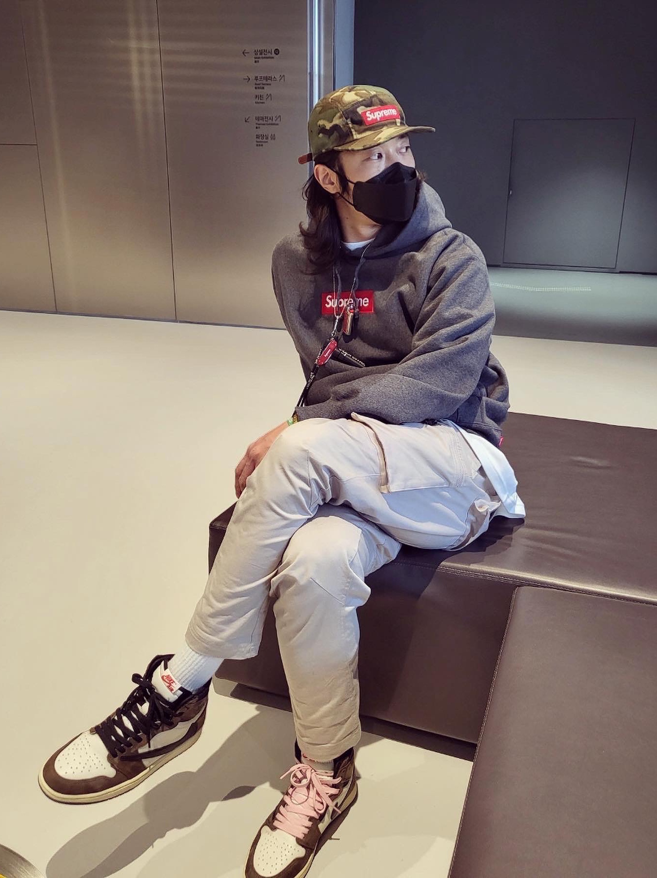 Supreme Box Logo Hooded Sweatshirt Charcoal - 21FW, Jordan 1 x Travis Scott Retro High OG SP Mocha 착용 스타일 - 1