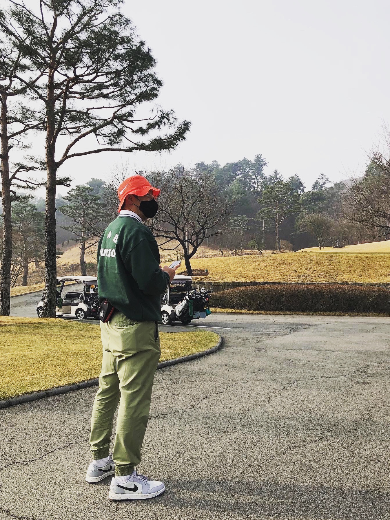 Jordan 1 Low Golf Wolf Grey, IAB Studio x Yonex Sweatshirt Green 착용 스타일