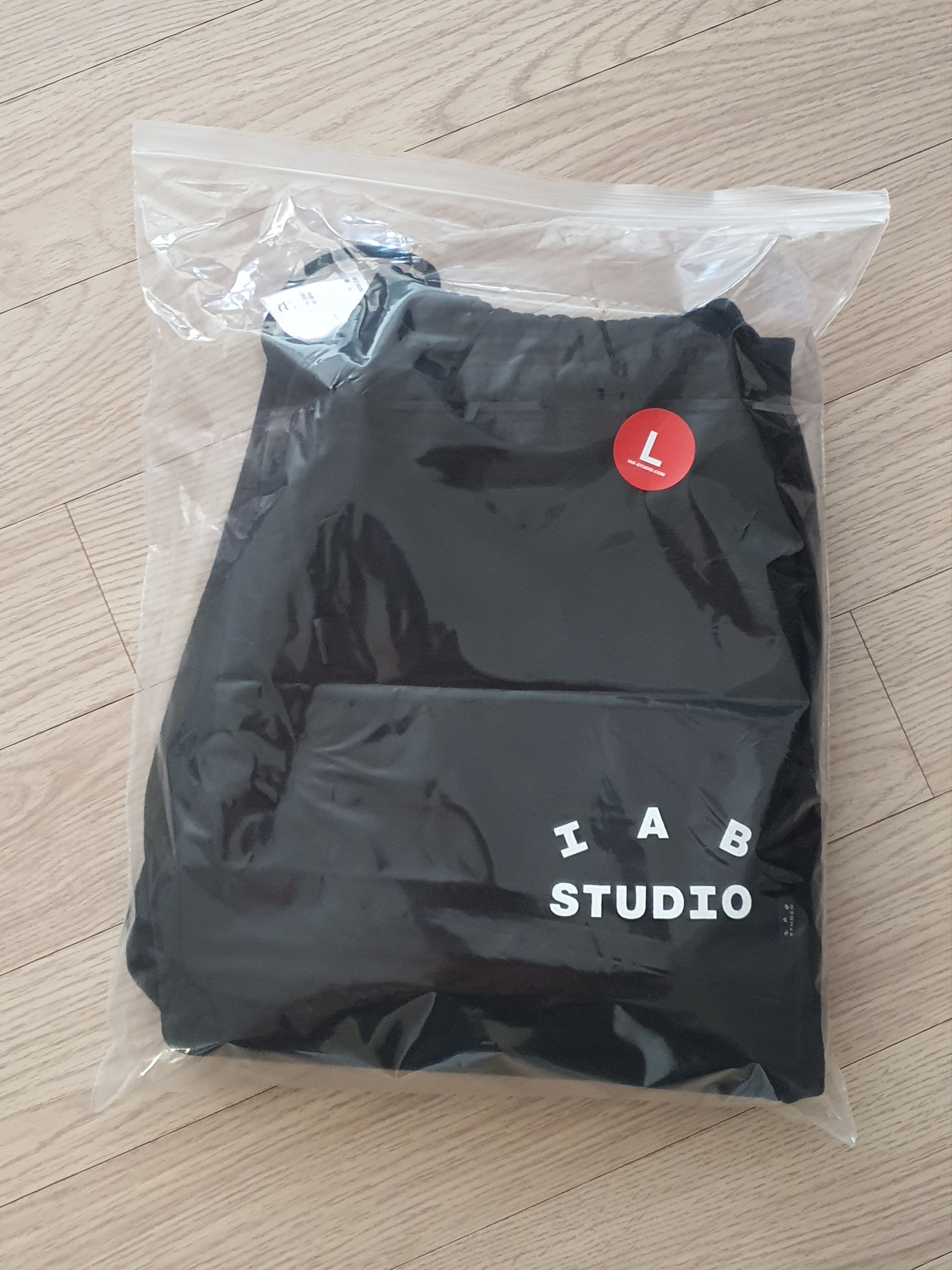 IAB Studio Sweatpants Black White - 22SS 착용 스타일
