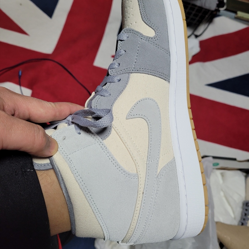 Jordan 1 Mid SE Coconut Milk Particle Grey 착용 스타일 - 2