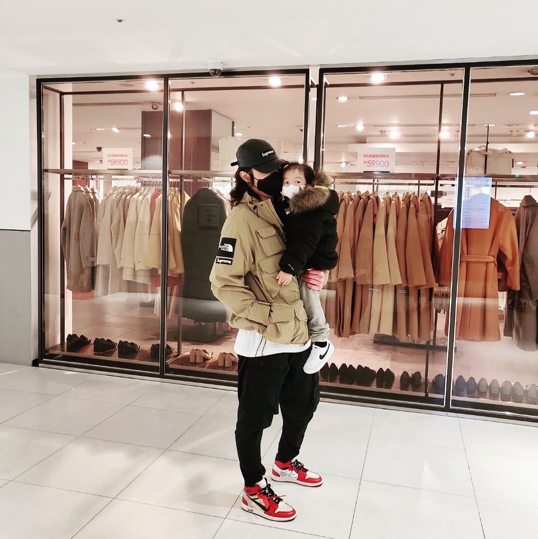 Jordan 1 x Off-White Retro High Chicago The Ten, Supreme x The North Face Cargo Jacket Gold - 20SS 착용 스타일