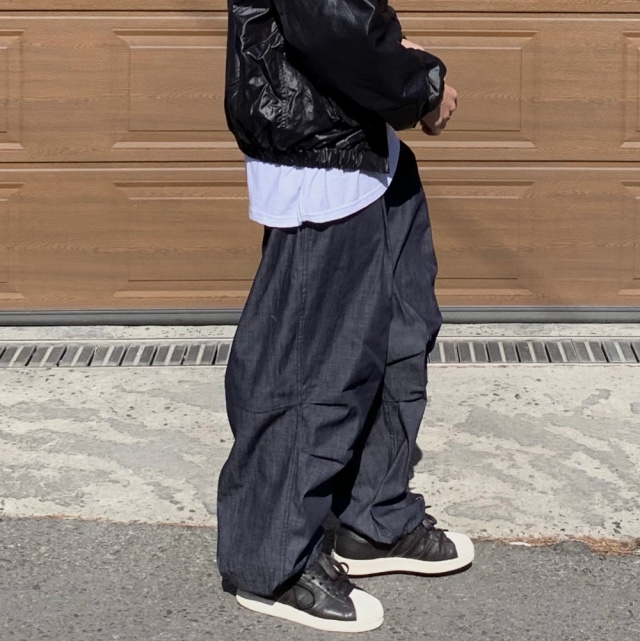 Adidas Superstar Premium Black White 착용 스타일 - 2