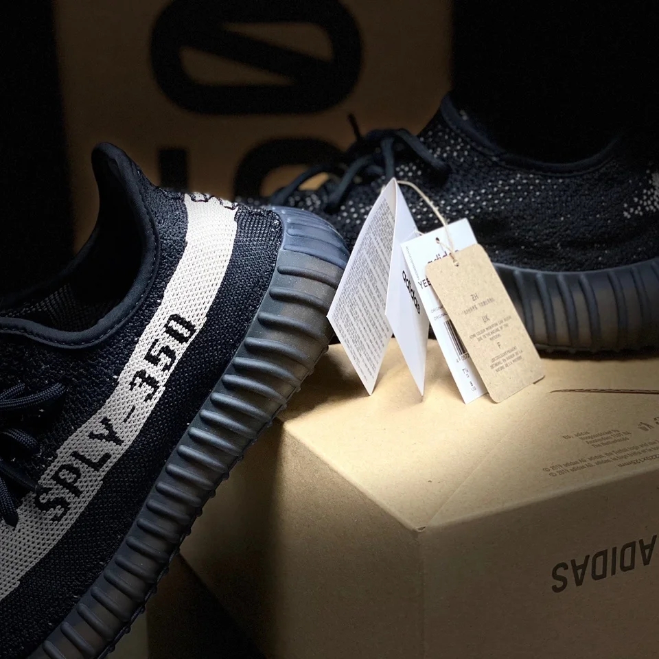 Adidas Yeezy Boost 350 V2 Core Black White 2022 착용 스타일 - 2