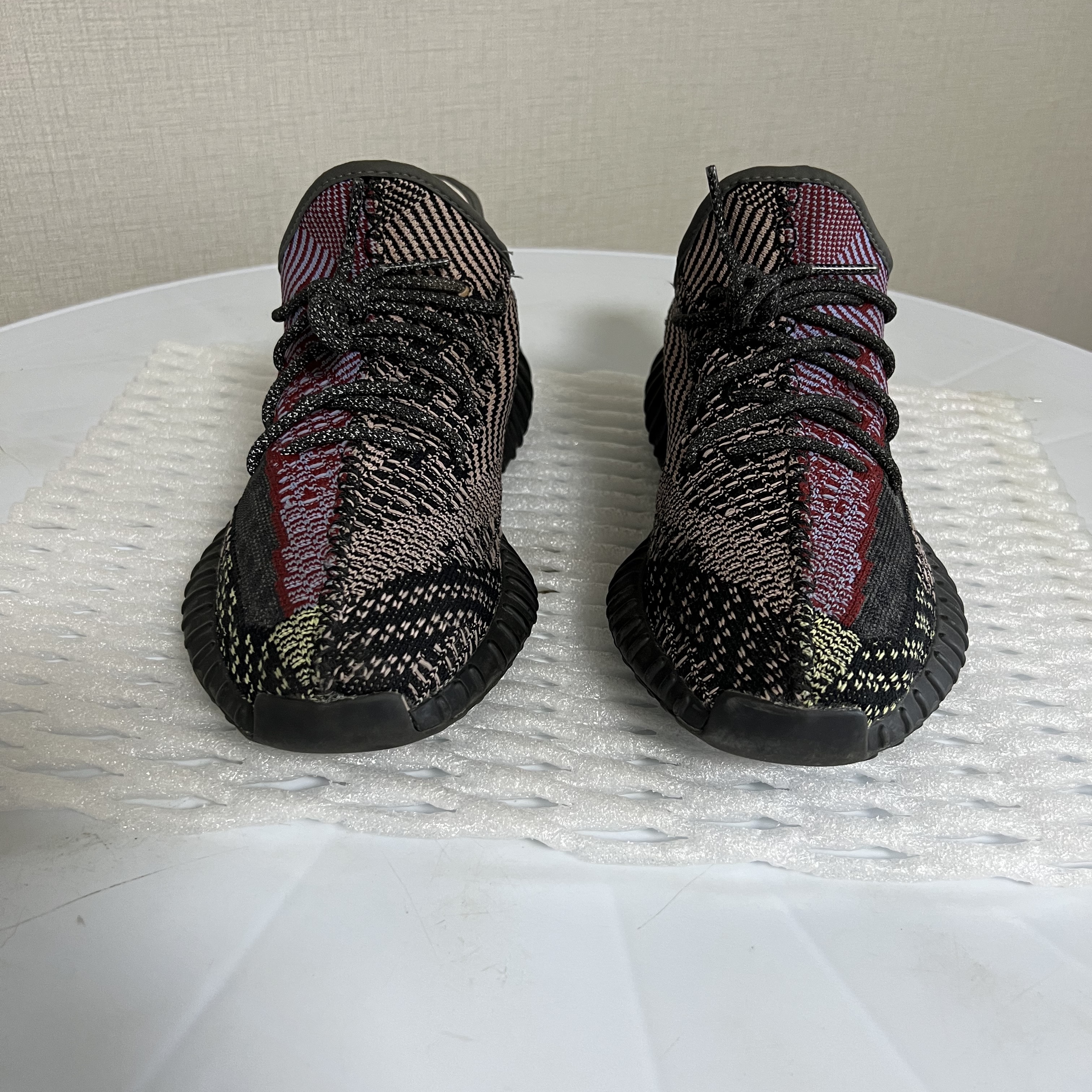Adidas Yeezy Boost 350 V2 Yecheil - Non-Reflective 착용 스타일 - 1