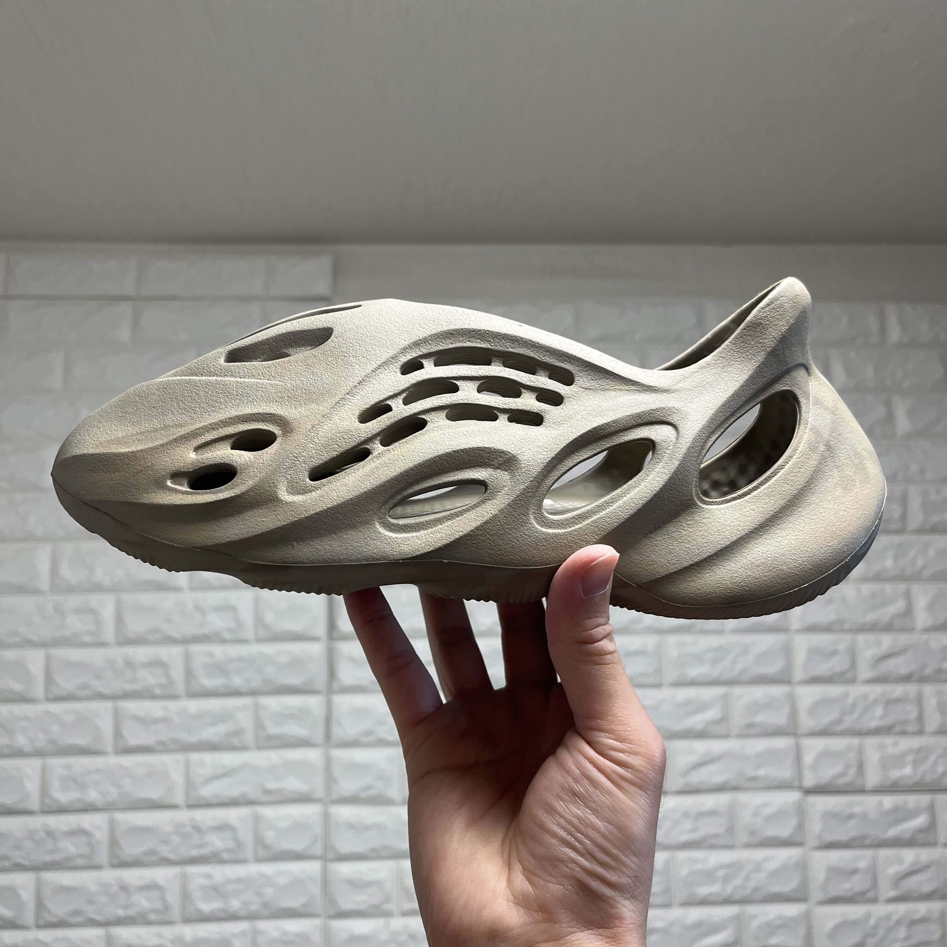 Adidas Yeezy Foam RNNR Stone Sage 착용 스타일 - 5
