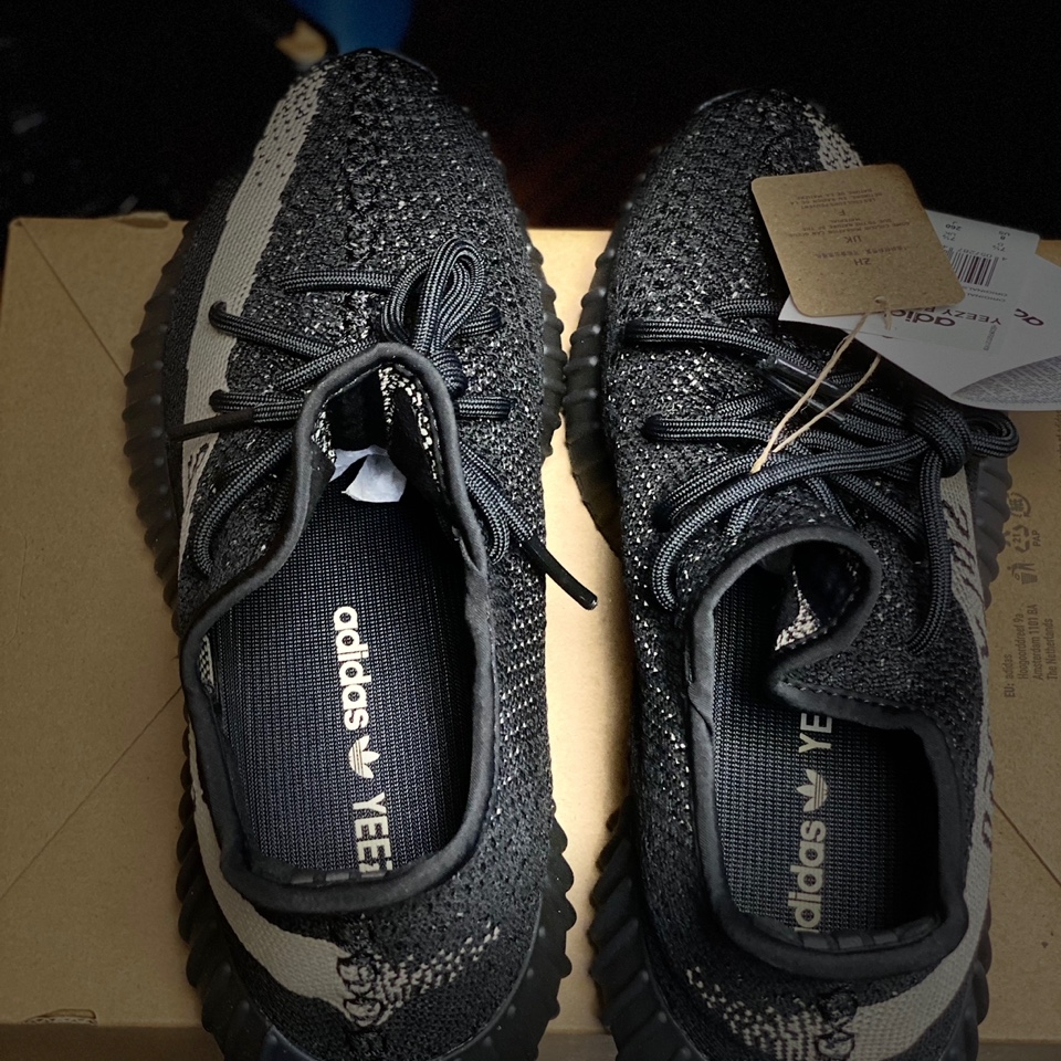 Adidas Yeezy Boost 350 V2 Core Black White 2022 착용 스타일 - 3