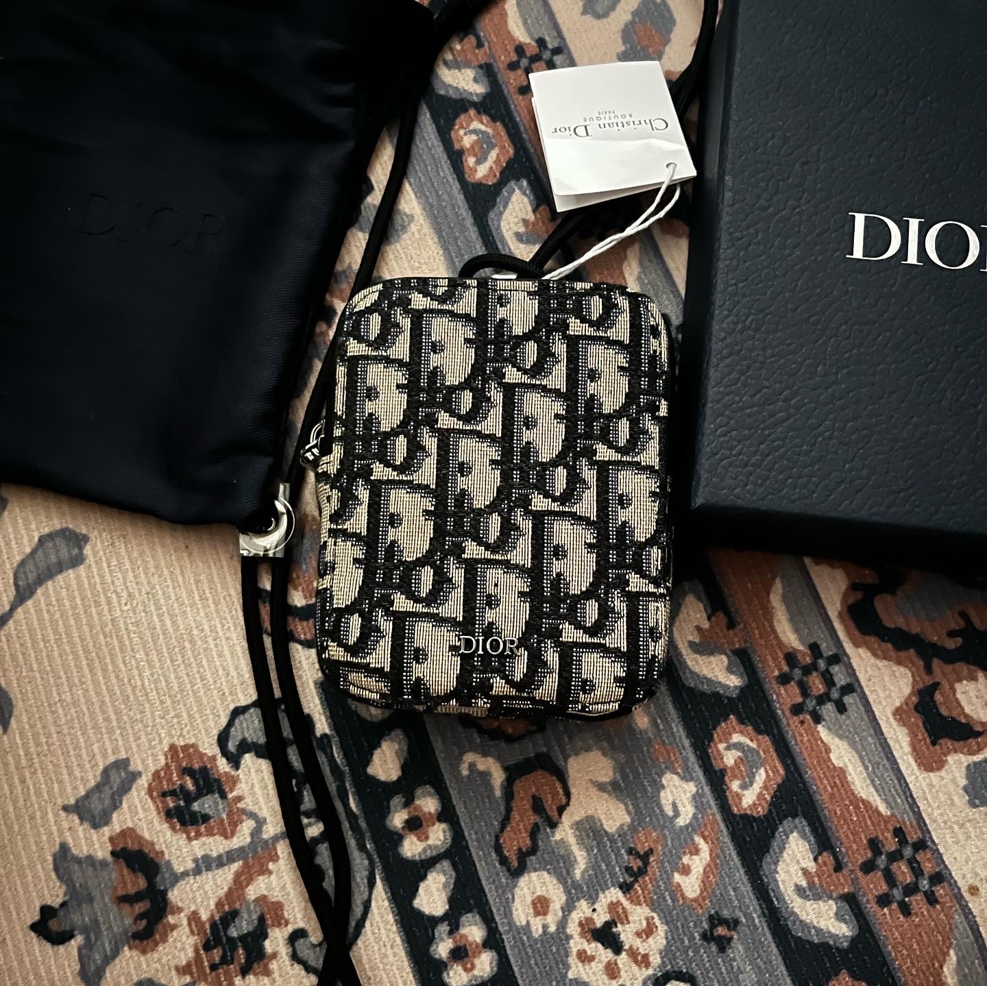 Dior Saddle Lotus Wallet Blue Dior Oblique Jacquard 착용 스타일 - 2
