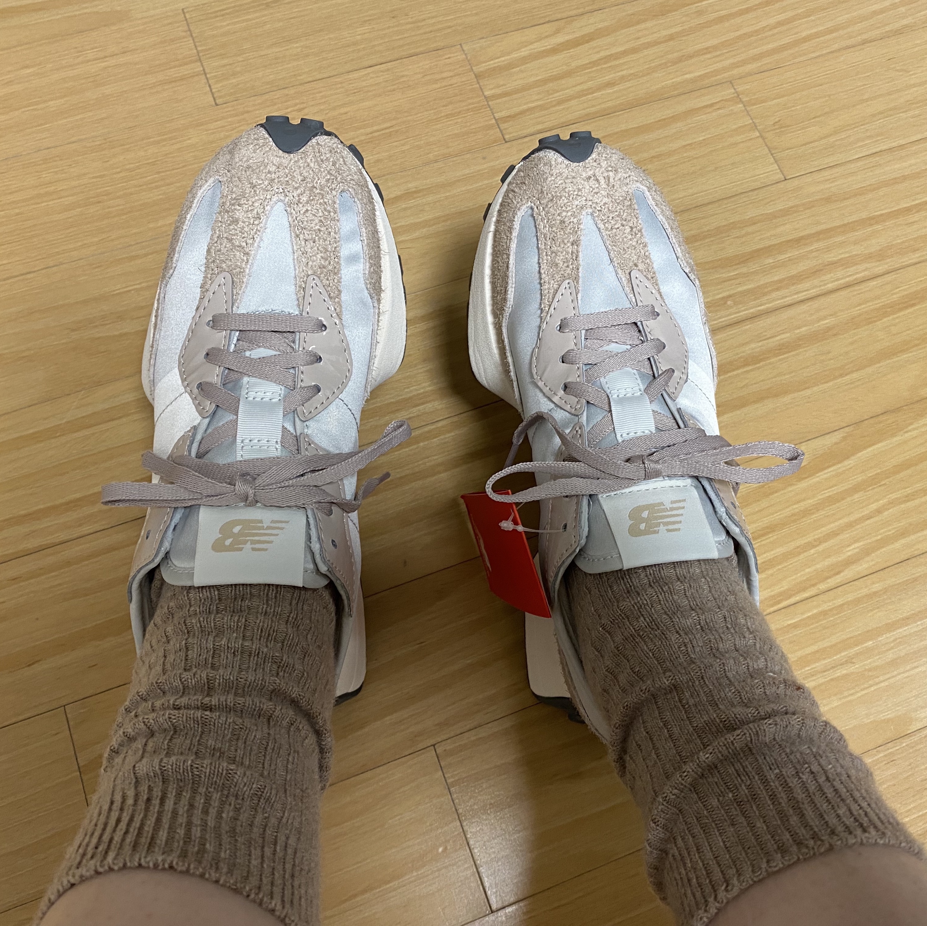(W) New Balance 327 Grey Beige 착용 스타일 - 1