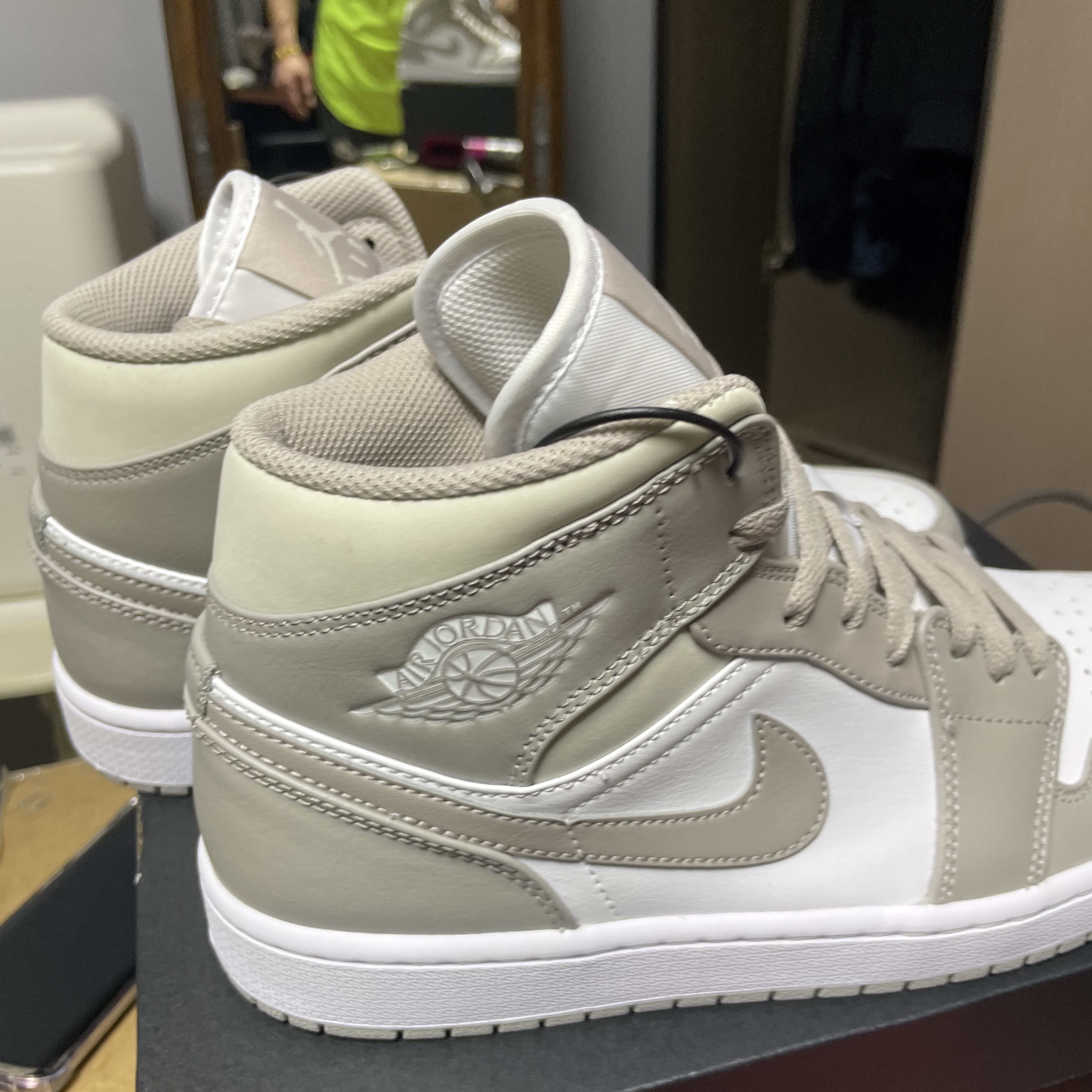 Jordan 1 Mid College Grey 착용 스타일