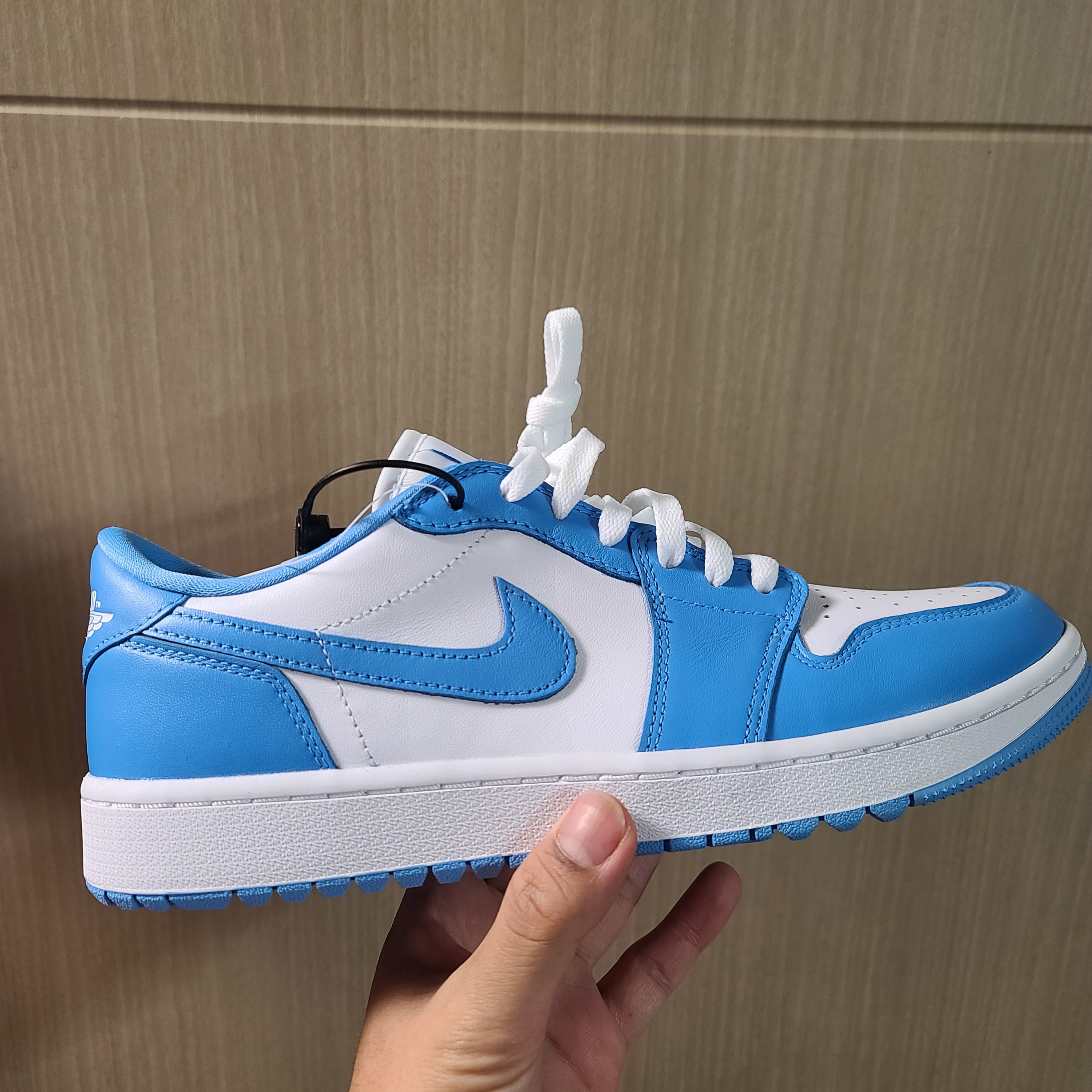 Jordan 1 Low Golf White and University Blue 착용 스타일