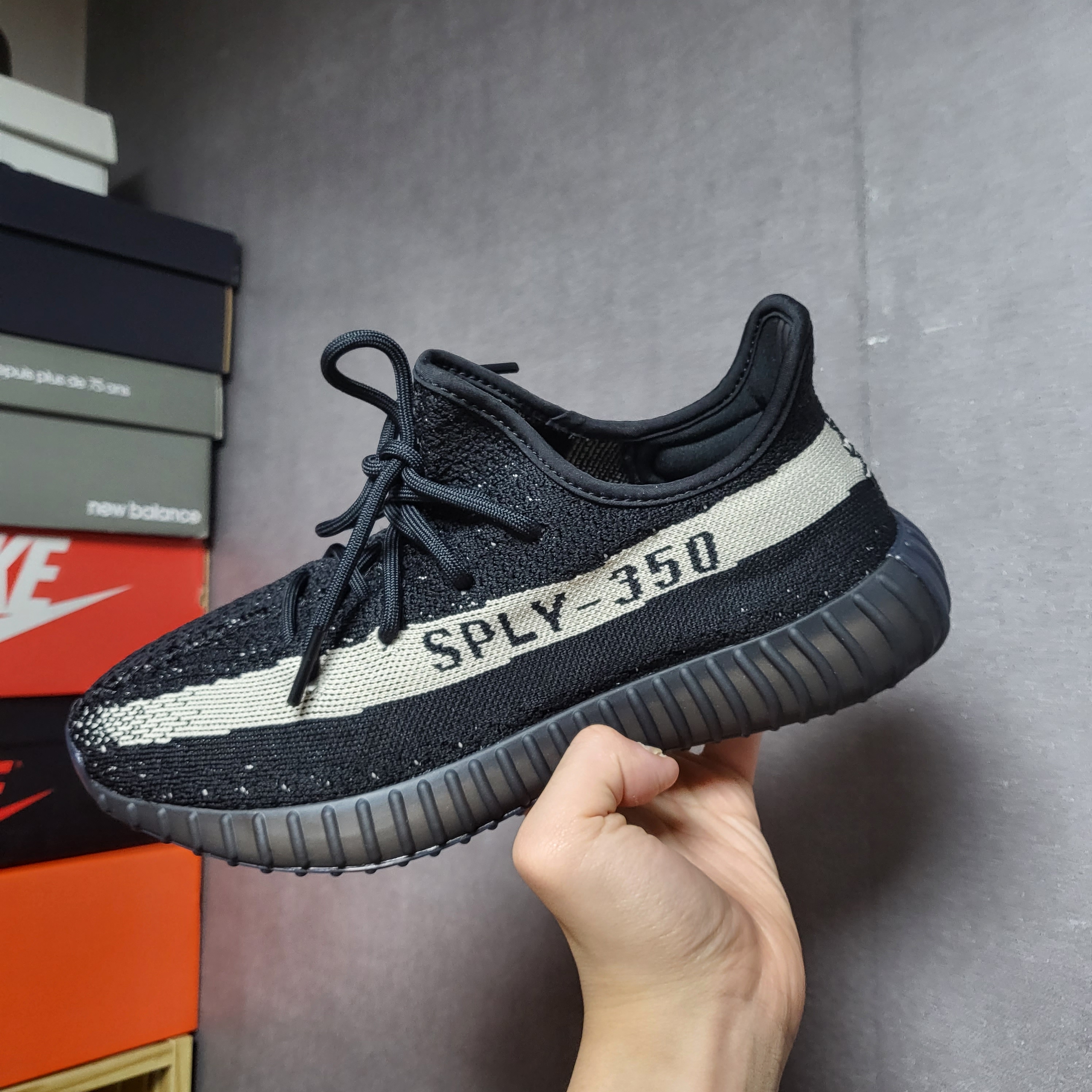 Adidas Yeezy Boost 350 V2 Core Black White 2022 착용 스타일