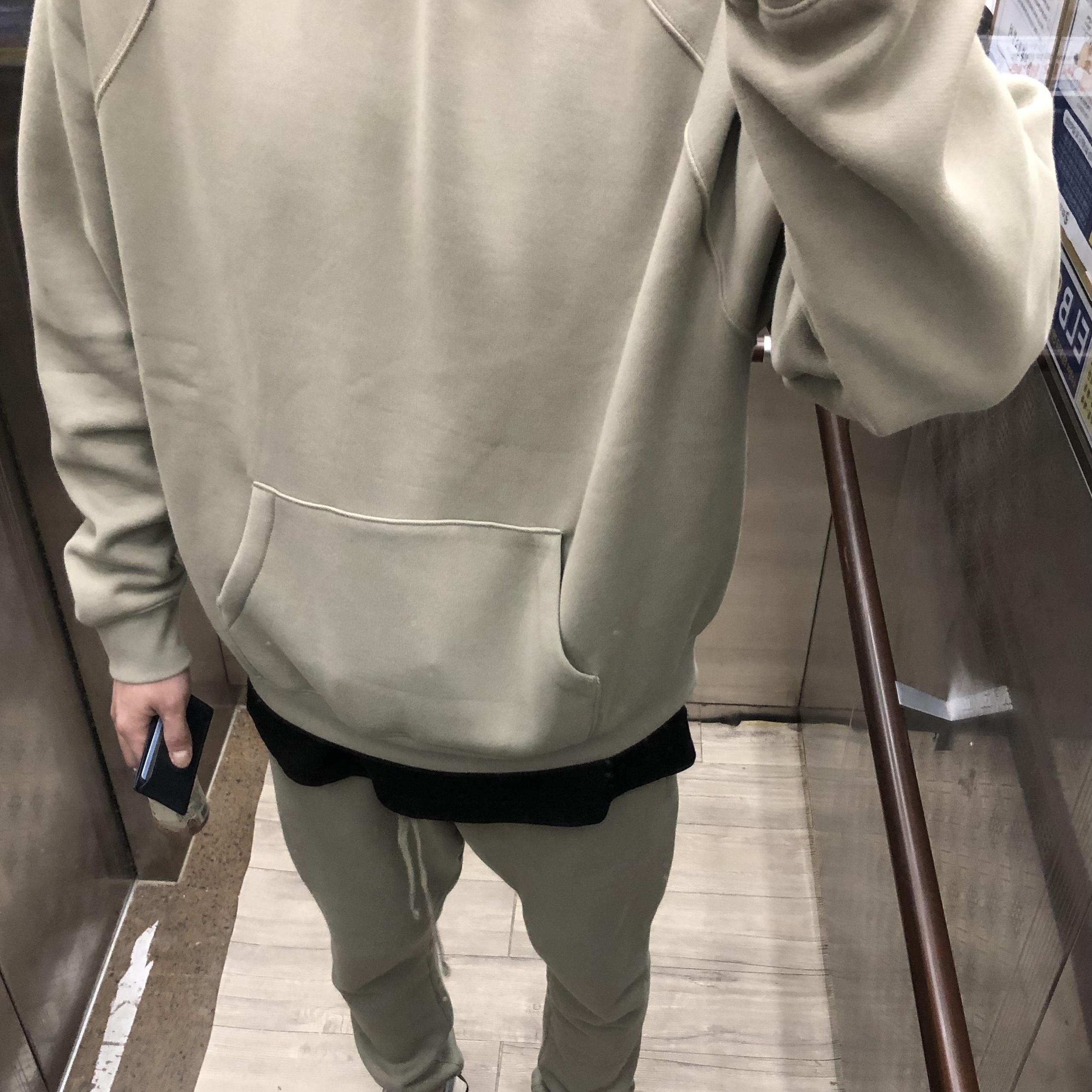 Essentials Pull-Over Hoodie Pistachio - 21FW, Essentials Sweatpants Pistachio - 21FW 착용 스타일