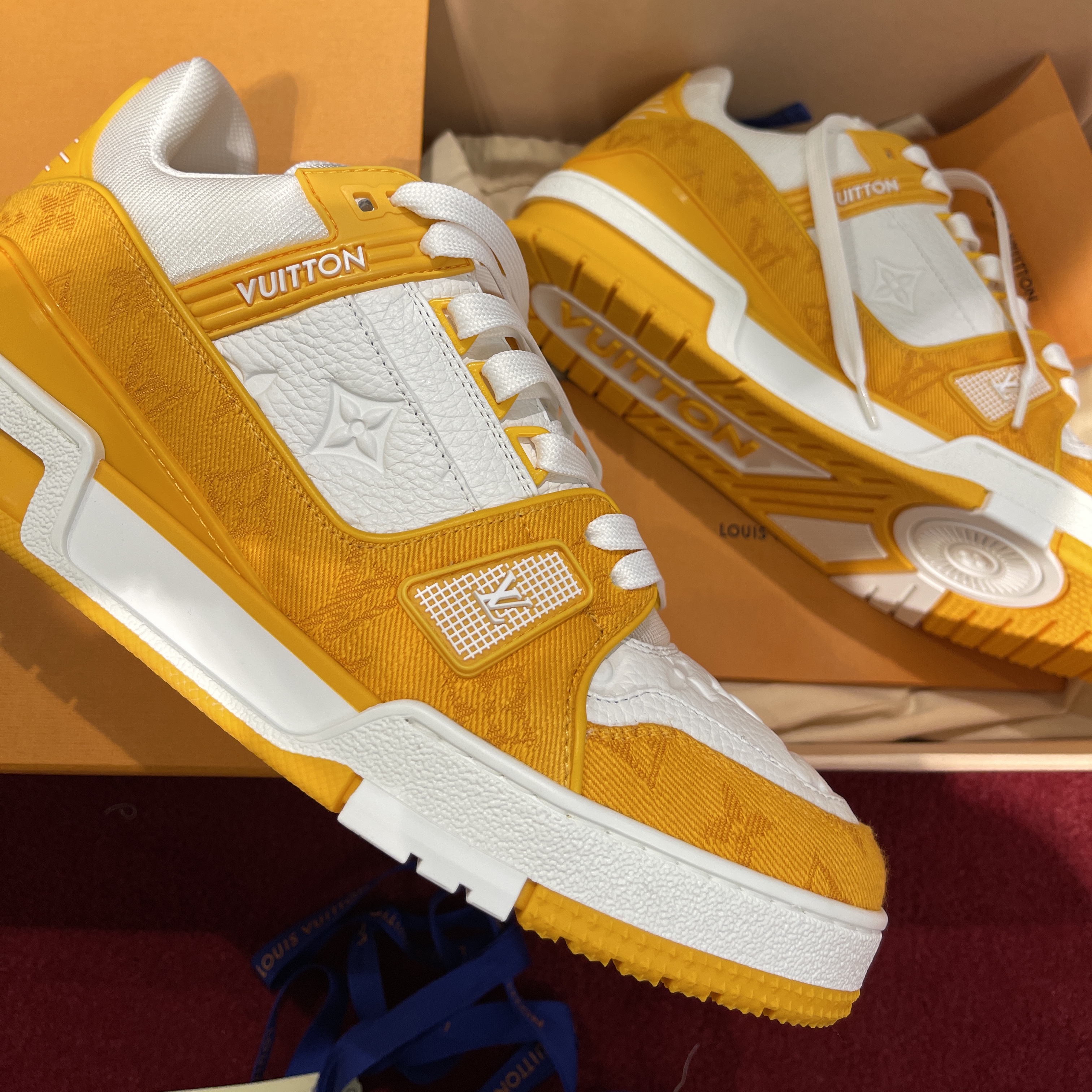 Louis Vuitton LV Trainer Sneakers Yellow 착용 스타일 - 1