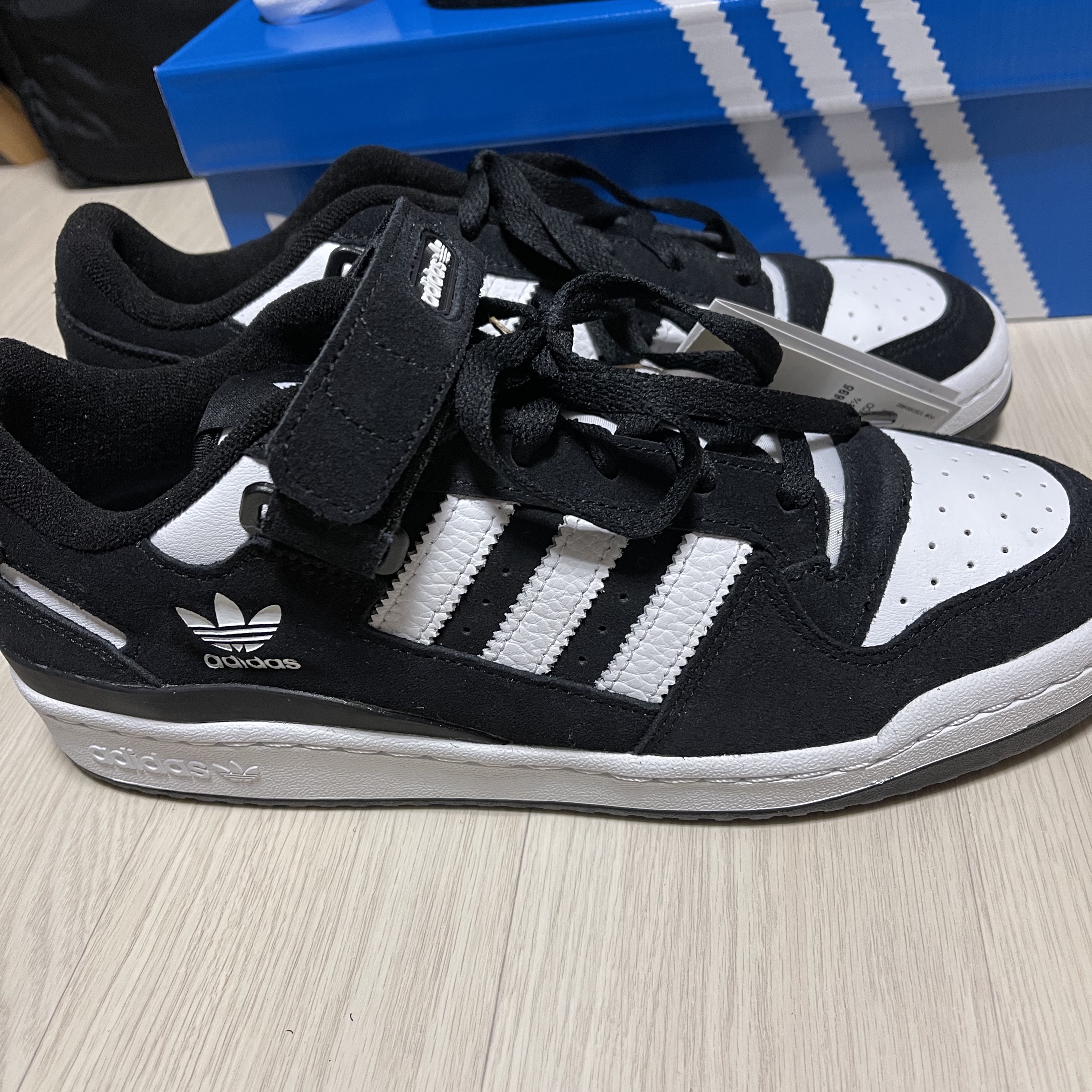 Adidas Forum Low Black White 착용 스타일 - 4