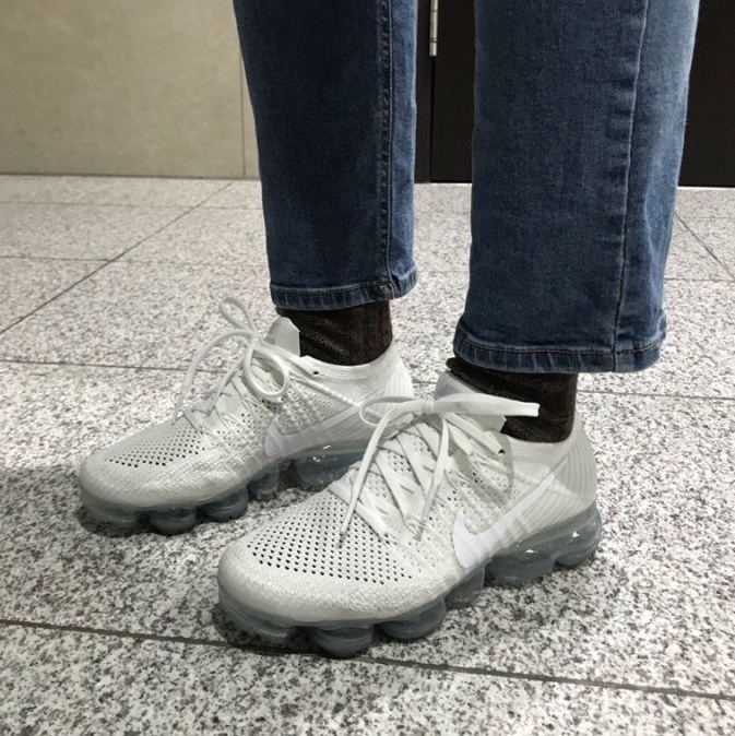 Nike Air VaporMax Flyknit Triple White 착용 스타일 - 1