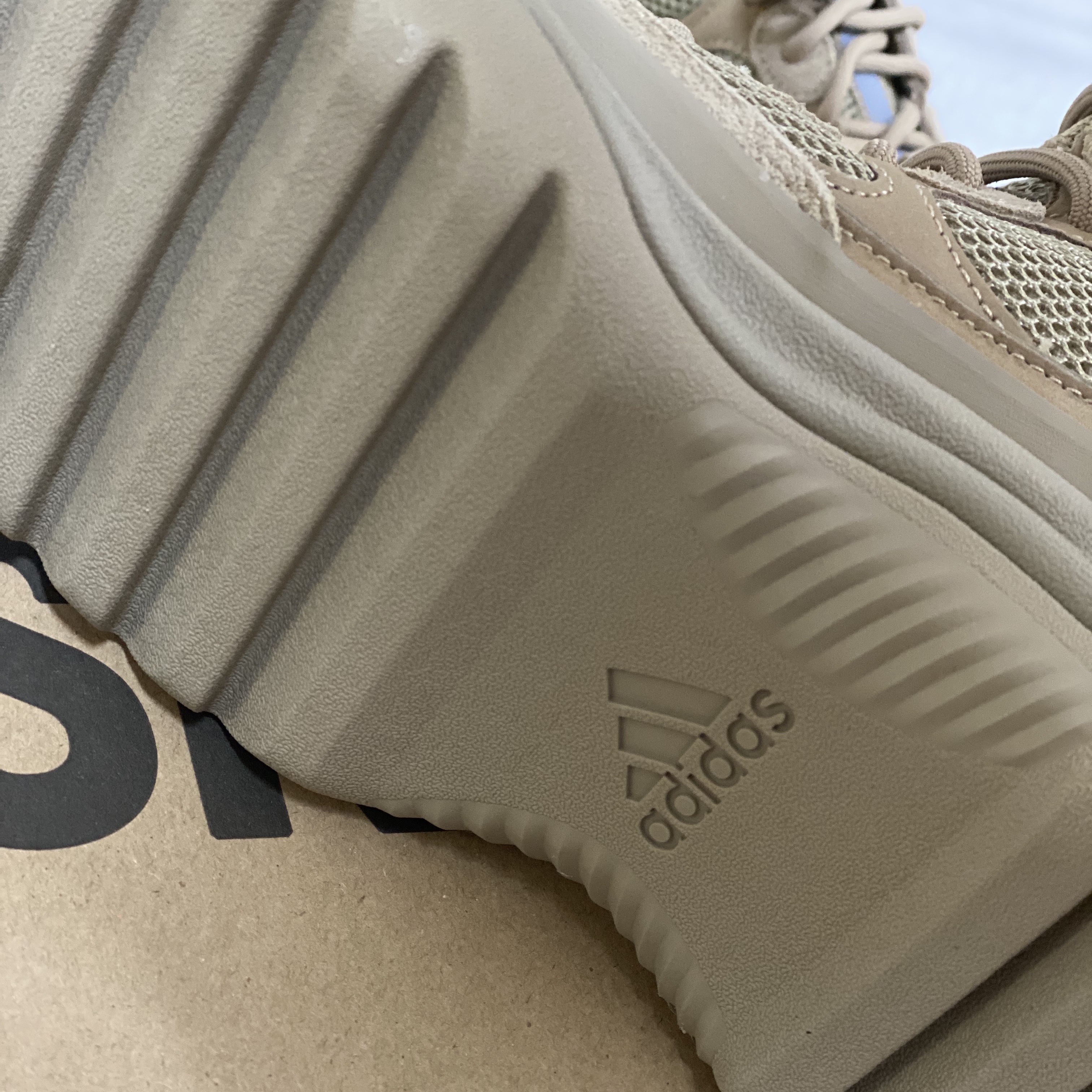 Adidas Yeezy Desert Boot Rock 착용 스타일 - 3