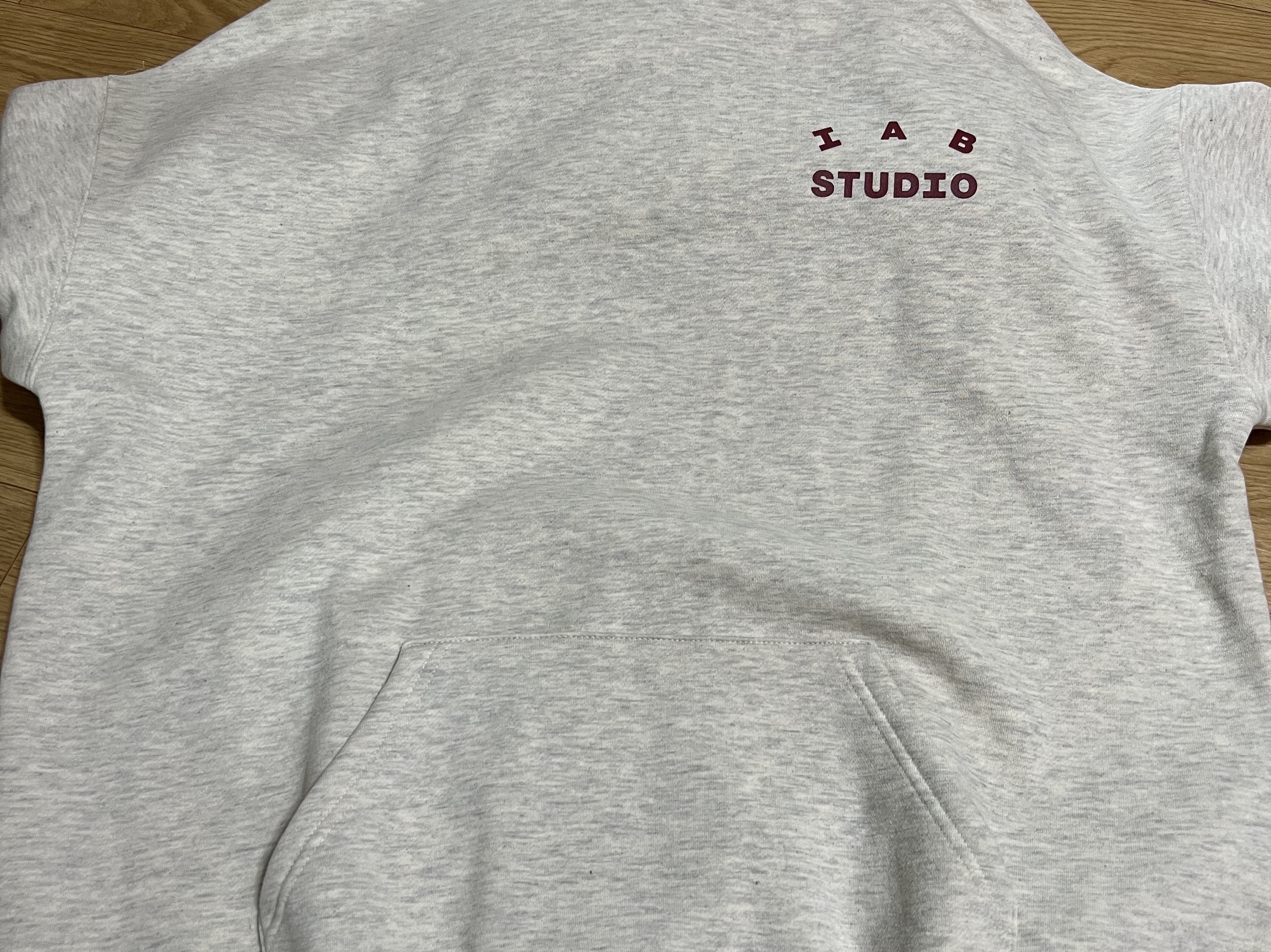 IAB Studio Hoodie Oatmeal Burgundy 착용 스타일 - 2