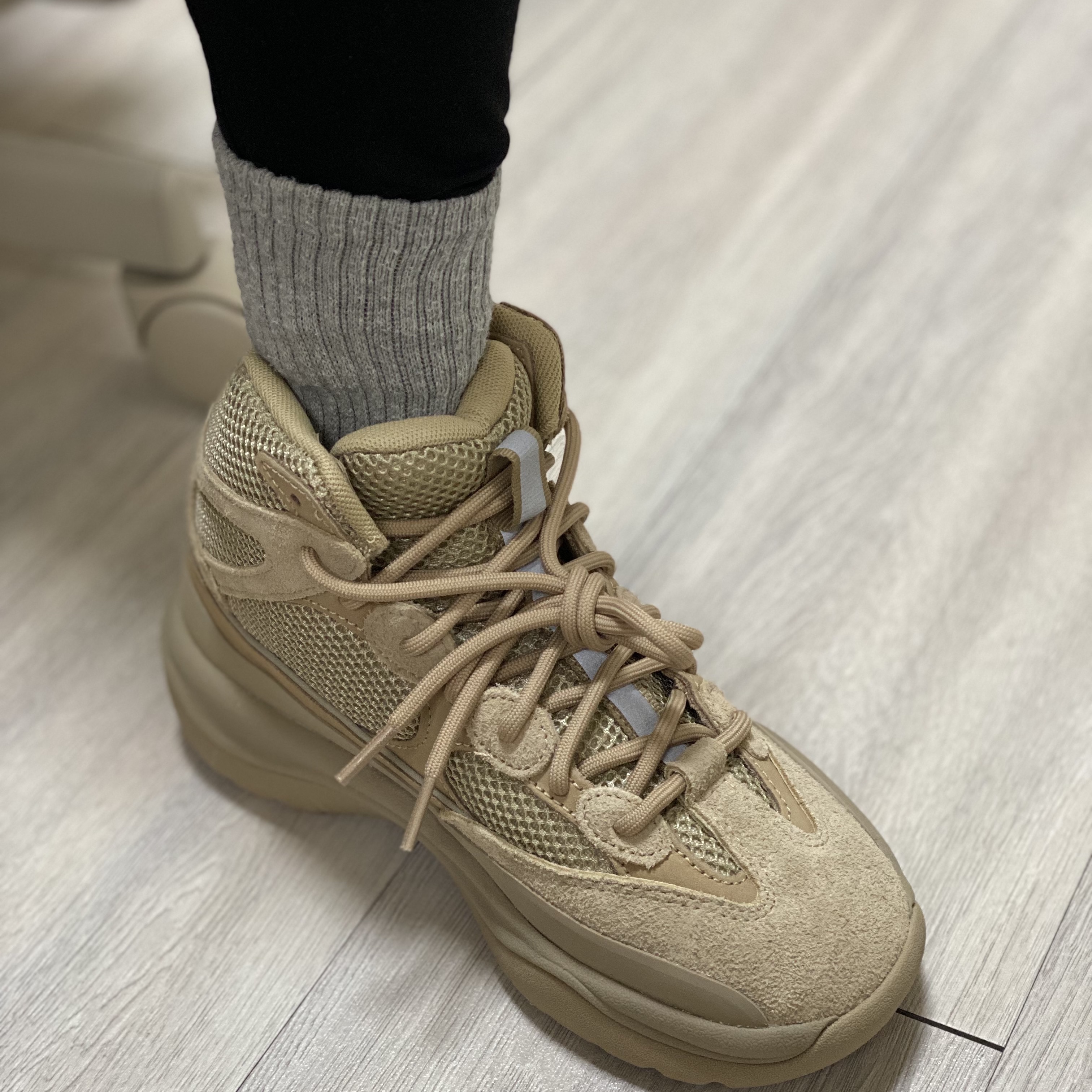 Adidas Yeezy Desert Boot Rock 착용 스타일 - 1