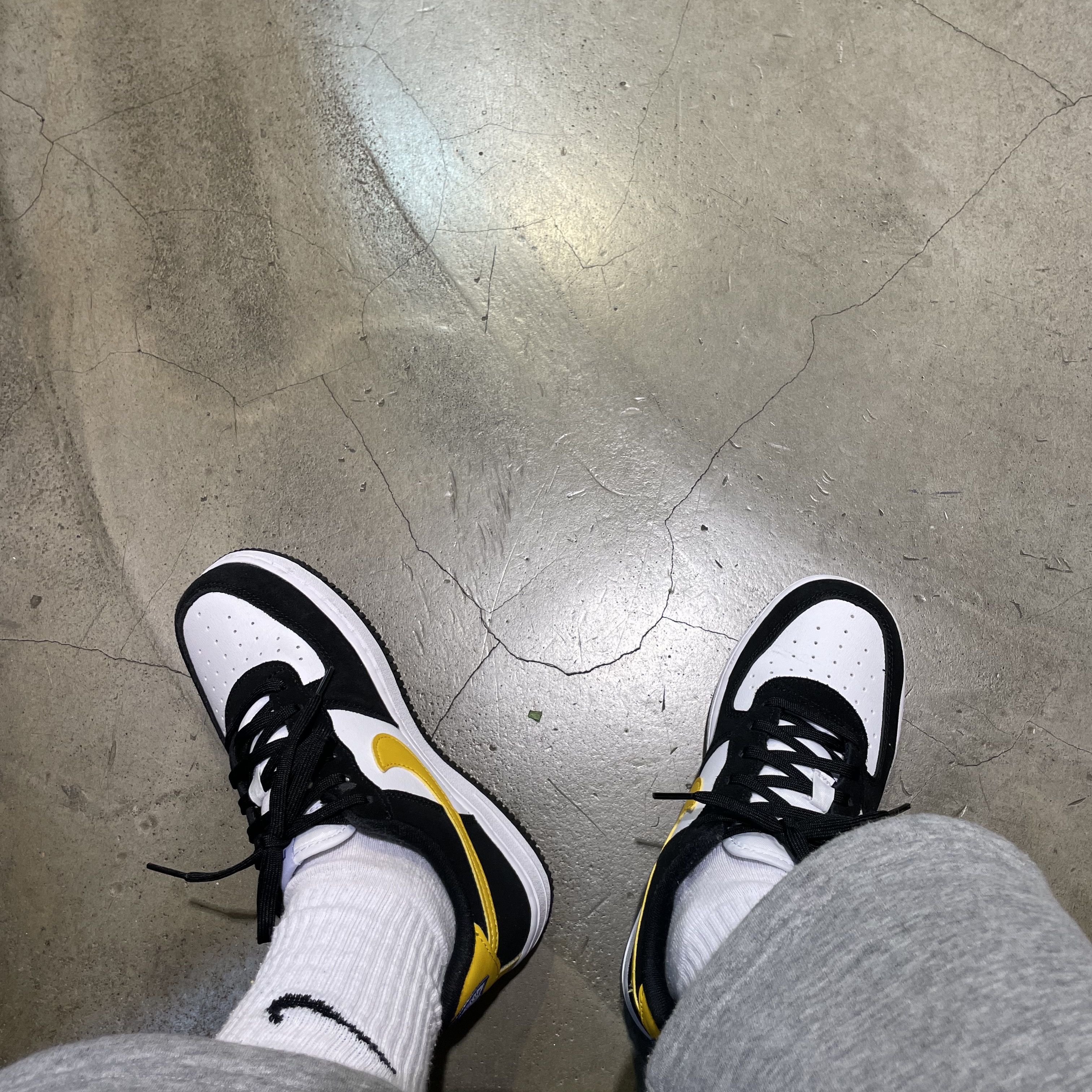 (PS) Nike Air Force 1 LV8 Athletic Club Black Dark Sulfur 착용 스타일