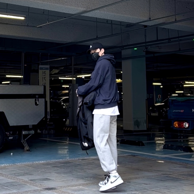 Jordan 1 Mid Light Smoke Grey 착용 스타일 - 2