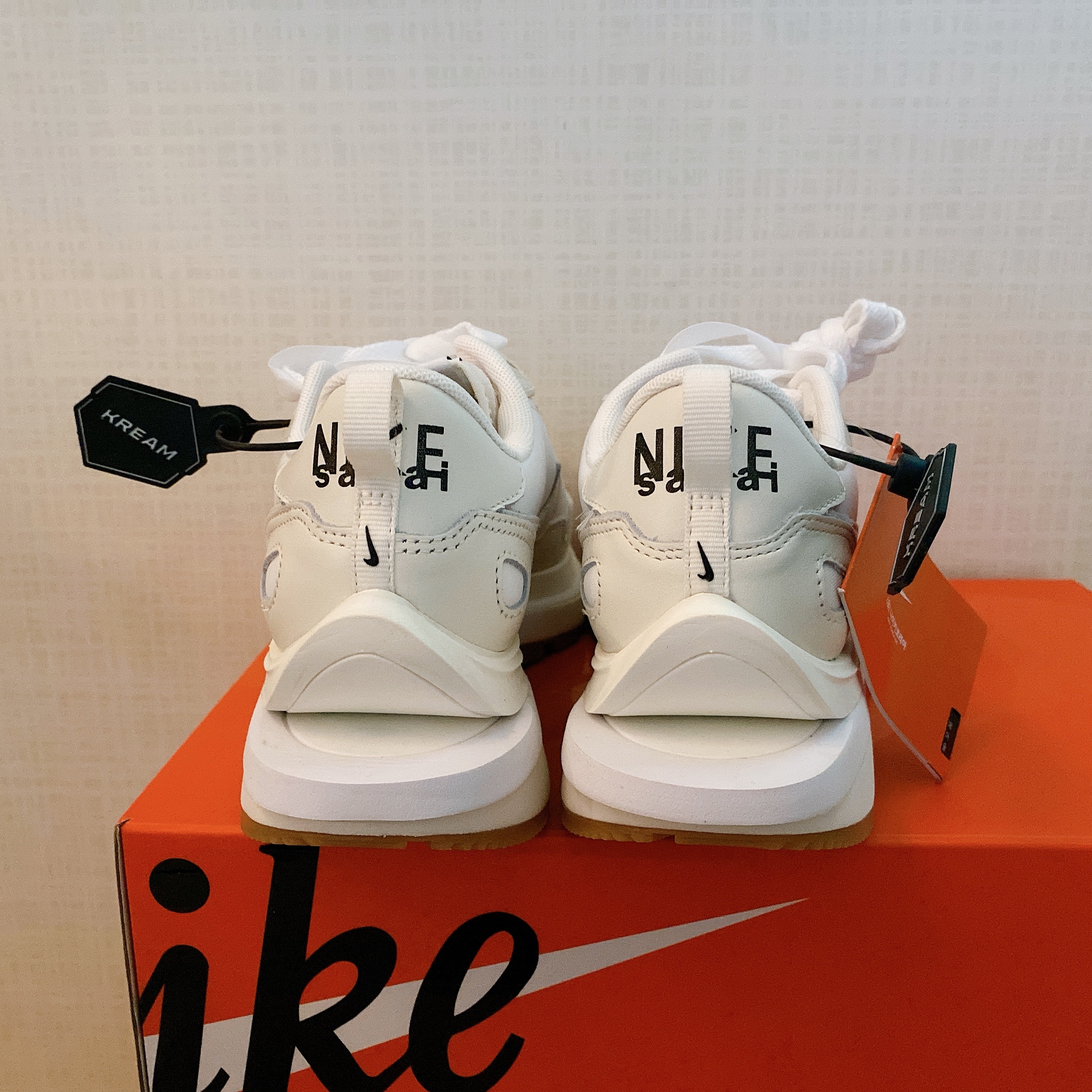 Nike x Sacai VaporWaffle White and Gum 착용 스타일 - 3