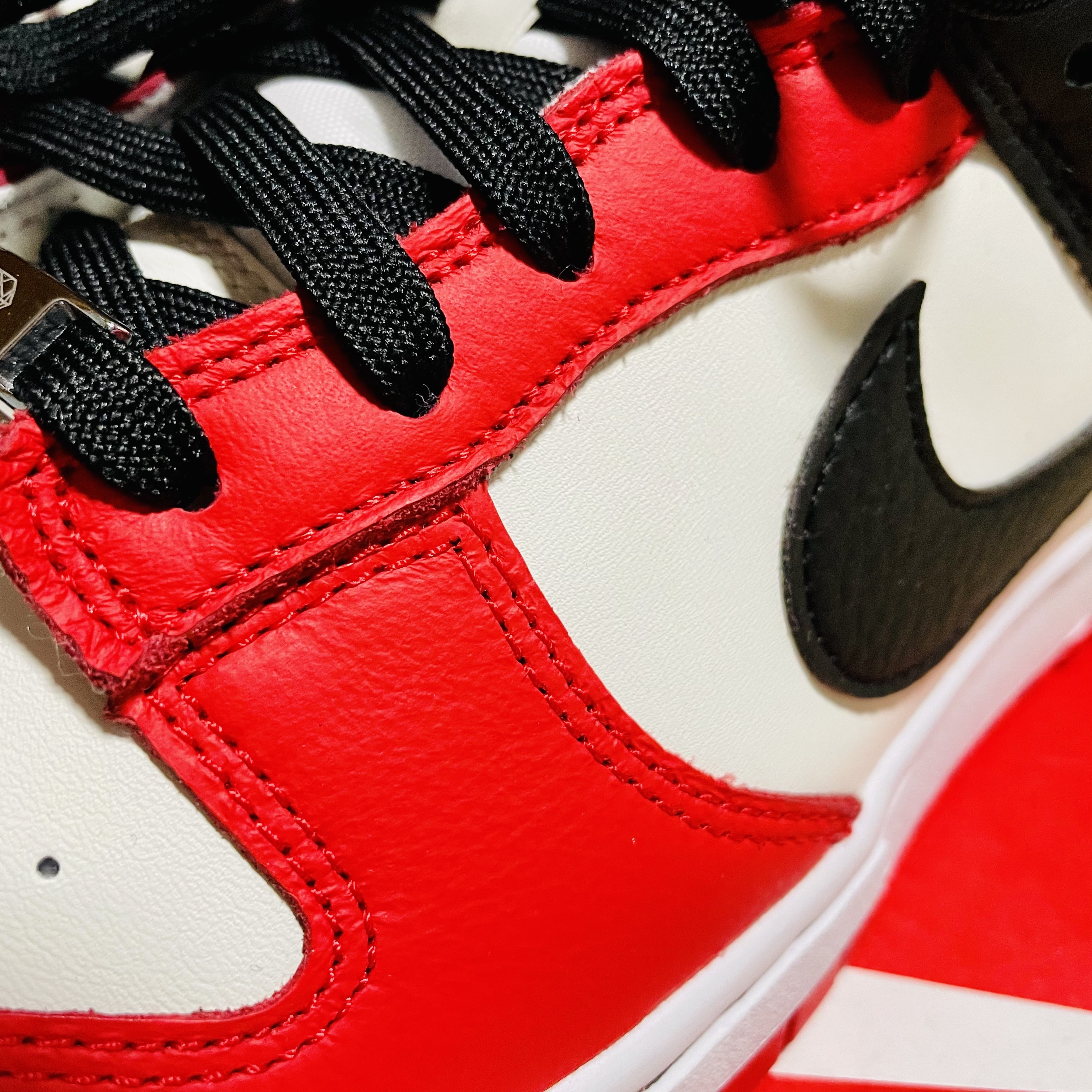 Nike x NBA Dunk Low Retro EMB Black and Chile Red 착용 스타일 - 2