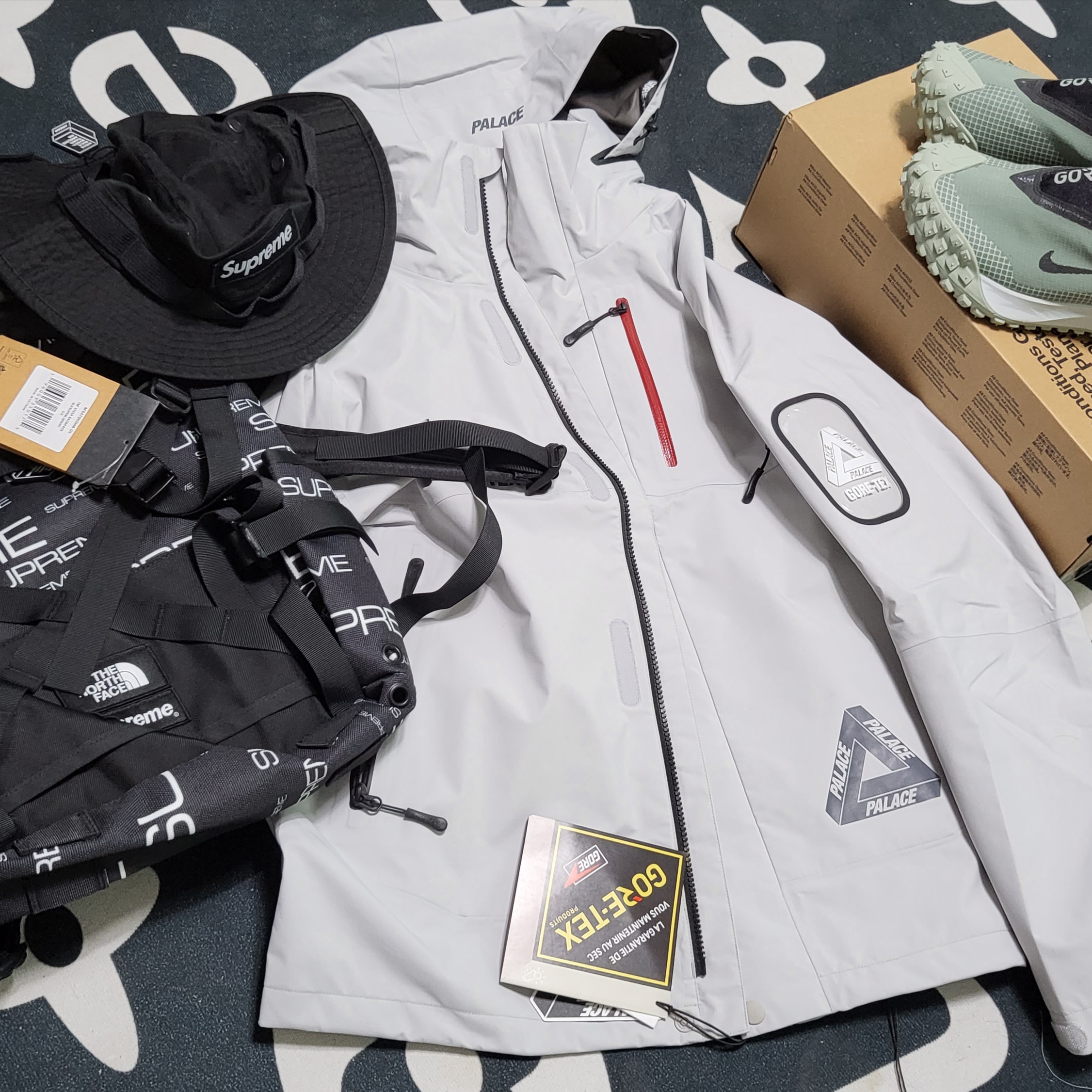 Supreme Military Boonie Black - 21FW, Palace Gore-Tex S-Tech Jacket Ice - 22SS 착용 스타일