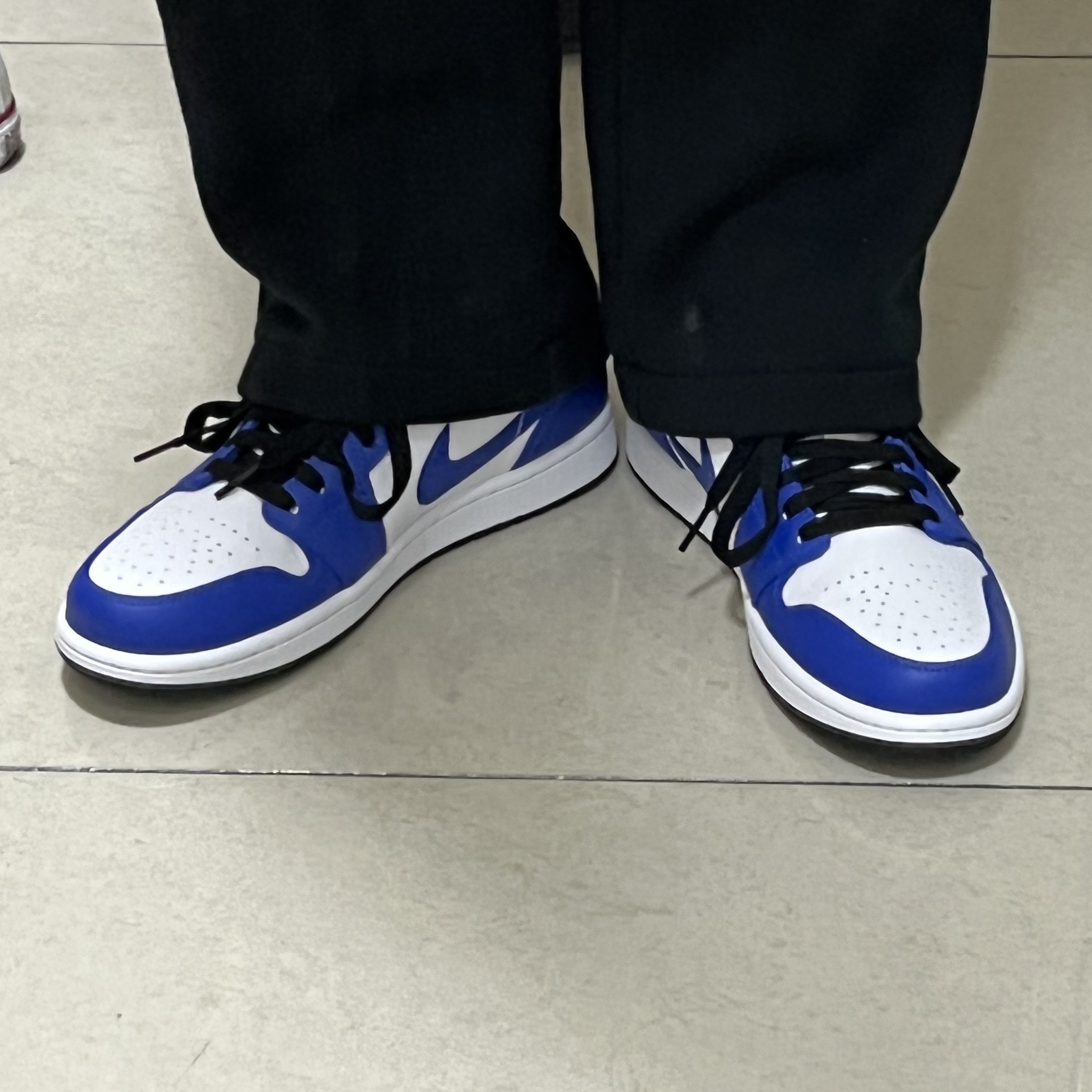 Jordan 1 Low Hyper Royal 착용 스타일 - 4