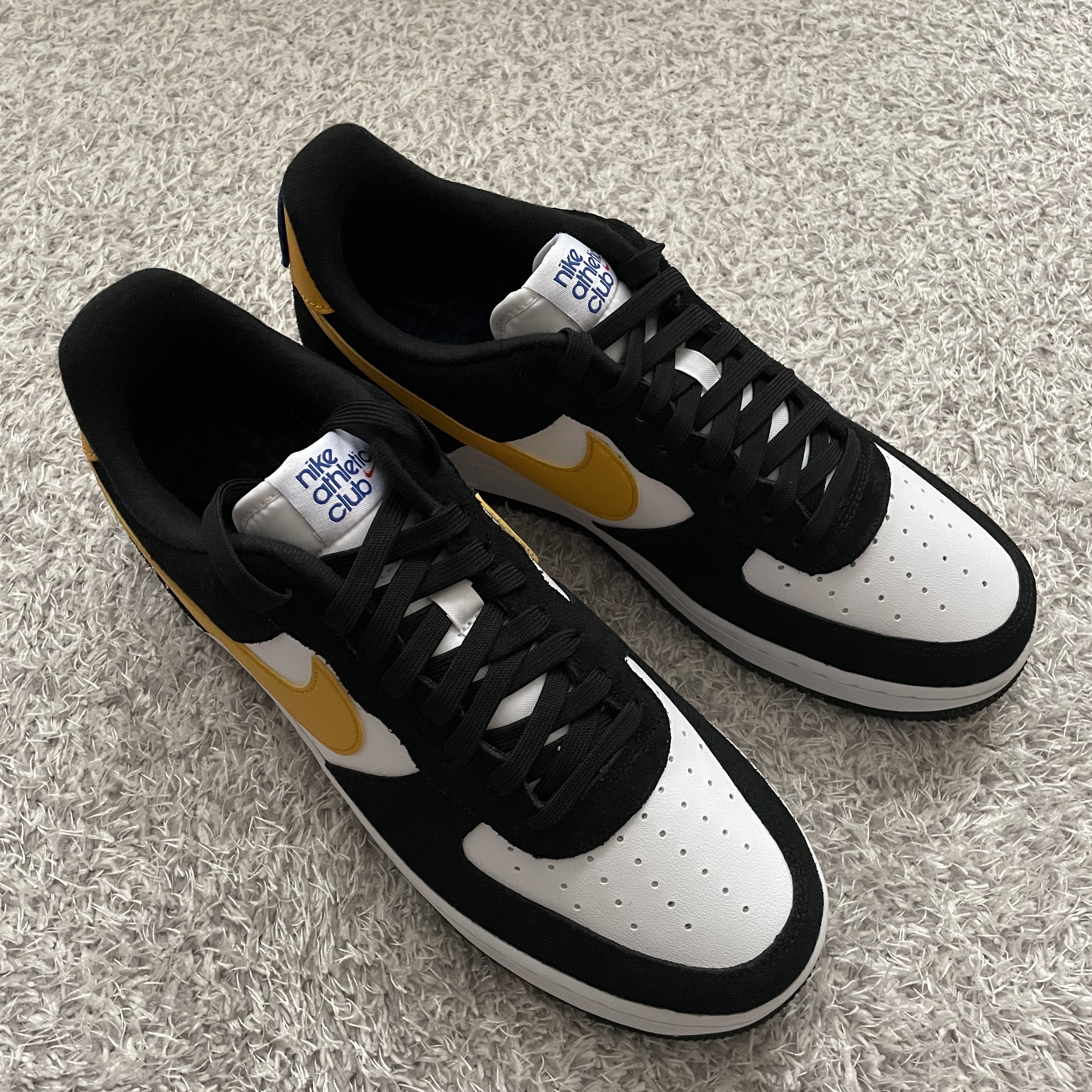 Nike Air Force 1 '07 LV8 Athletic Club Black Dark Sulfur 착용 스타일 - 2
