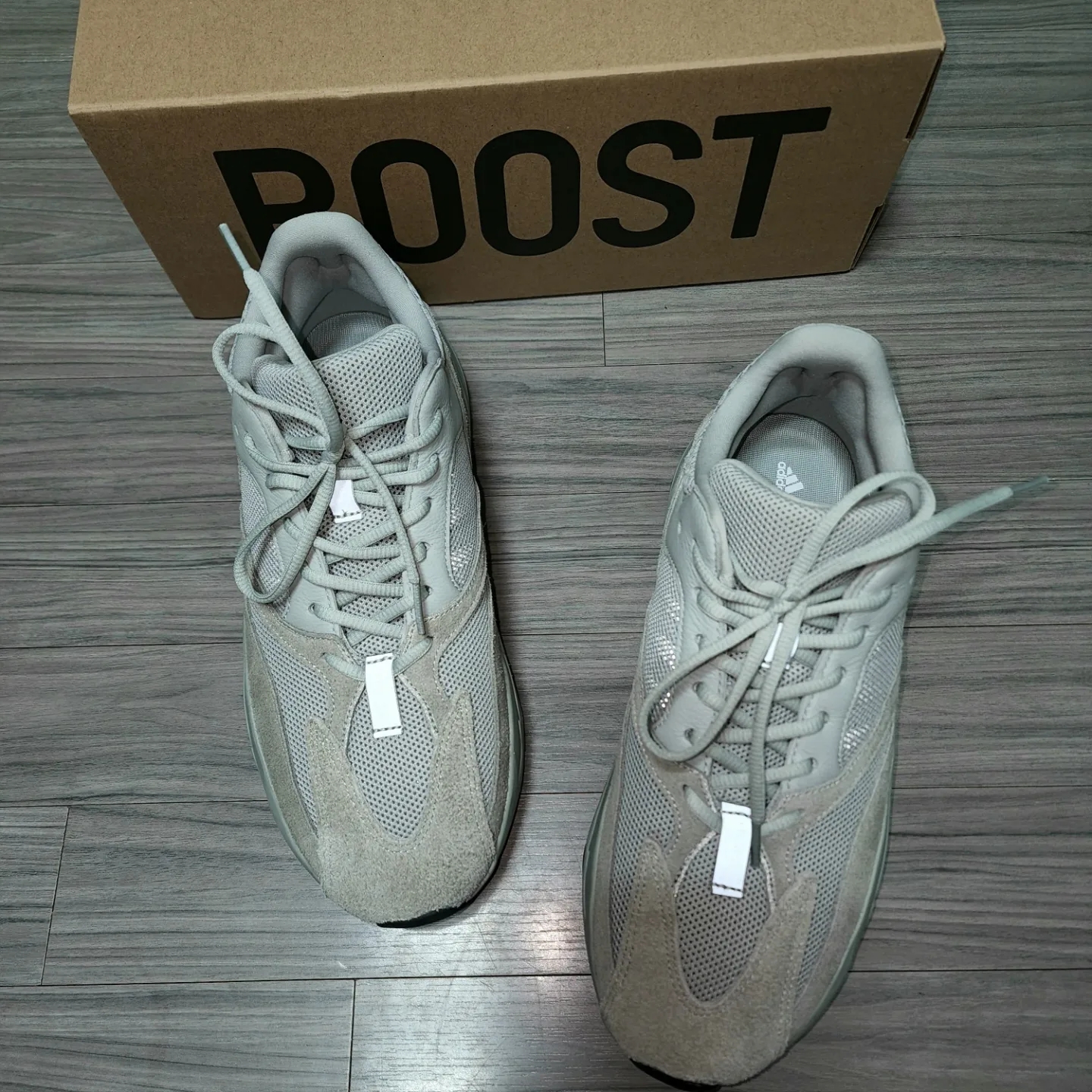 Adidas Yeezy Boost 700 Salt 착용 스타일 - 2