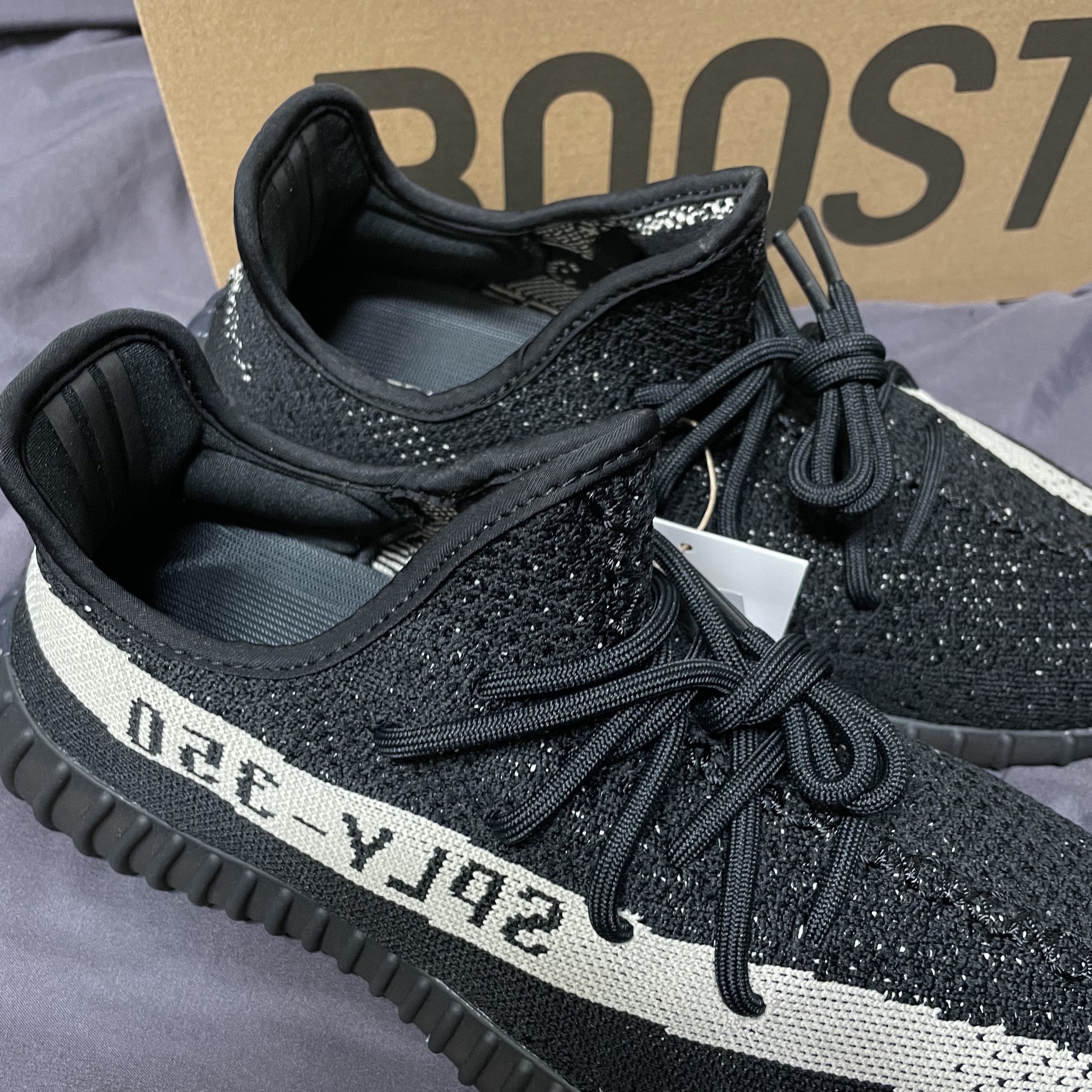 Adidas Yeezy Boost 350 V2 Core Black White 2022 착용 스타일