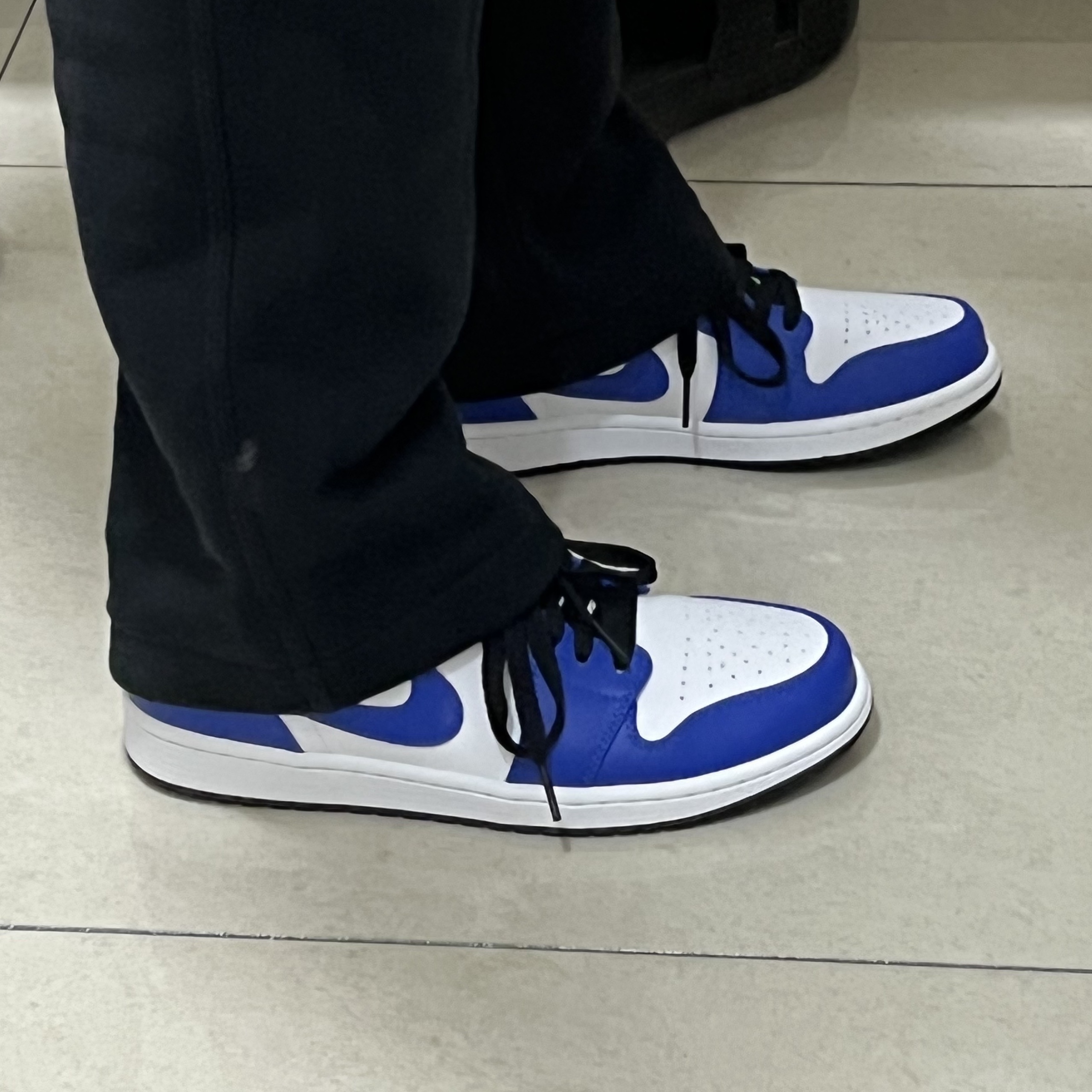 Jordan 1 Low Hyper Royal 착용 스타일 - 3