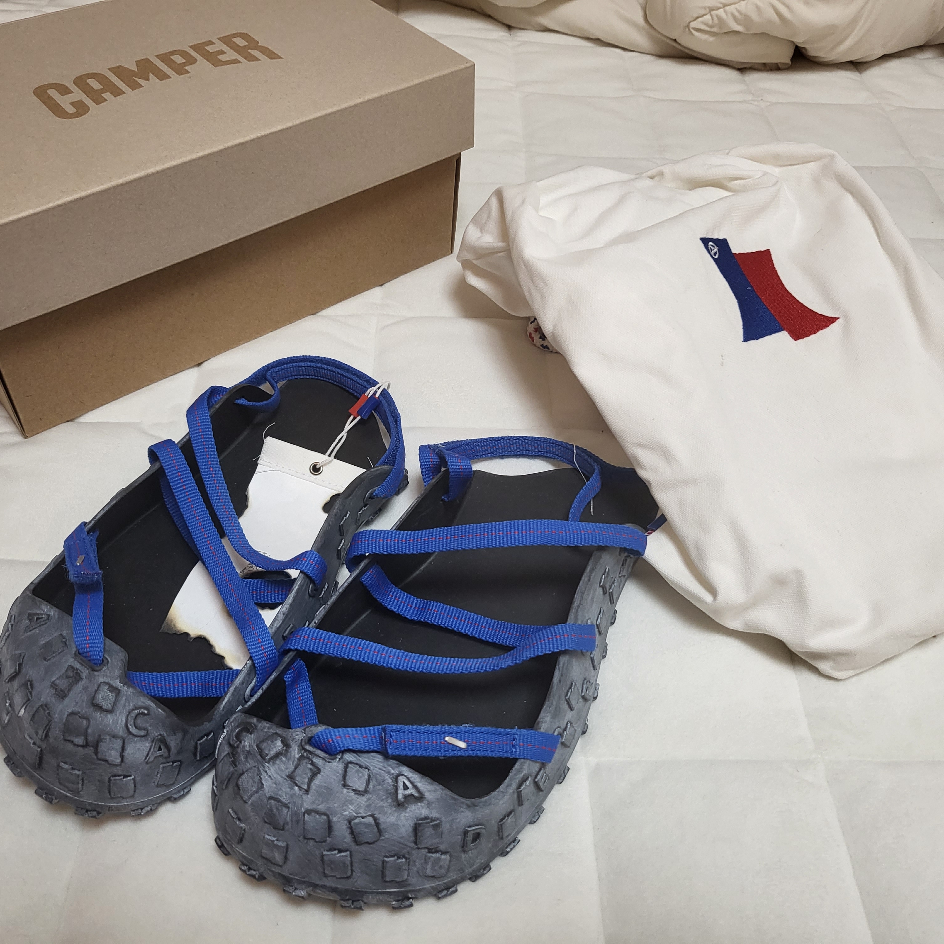 (W) Camper x Ader Error Proto-T33-W Dark Grey Shoe Cover 착용 스타일 - 1