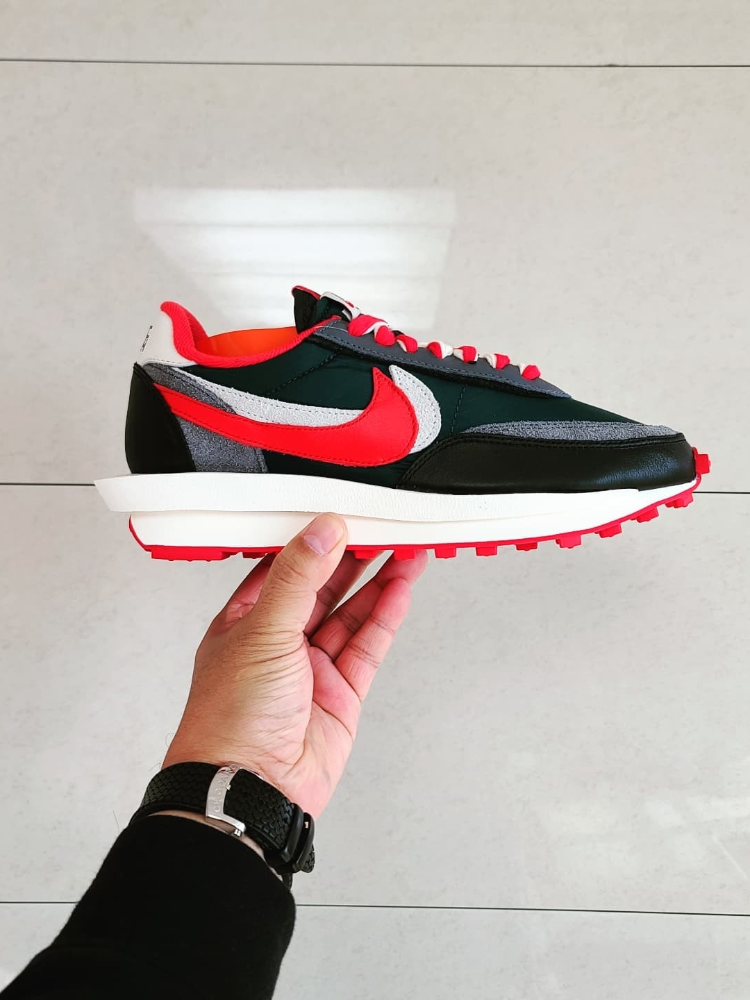 Nike x Sacai x Undercover LDWaffle Midnight Spruce University Red 착용 스타일 - 4