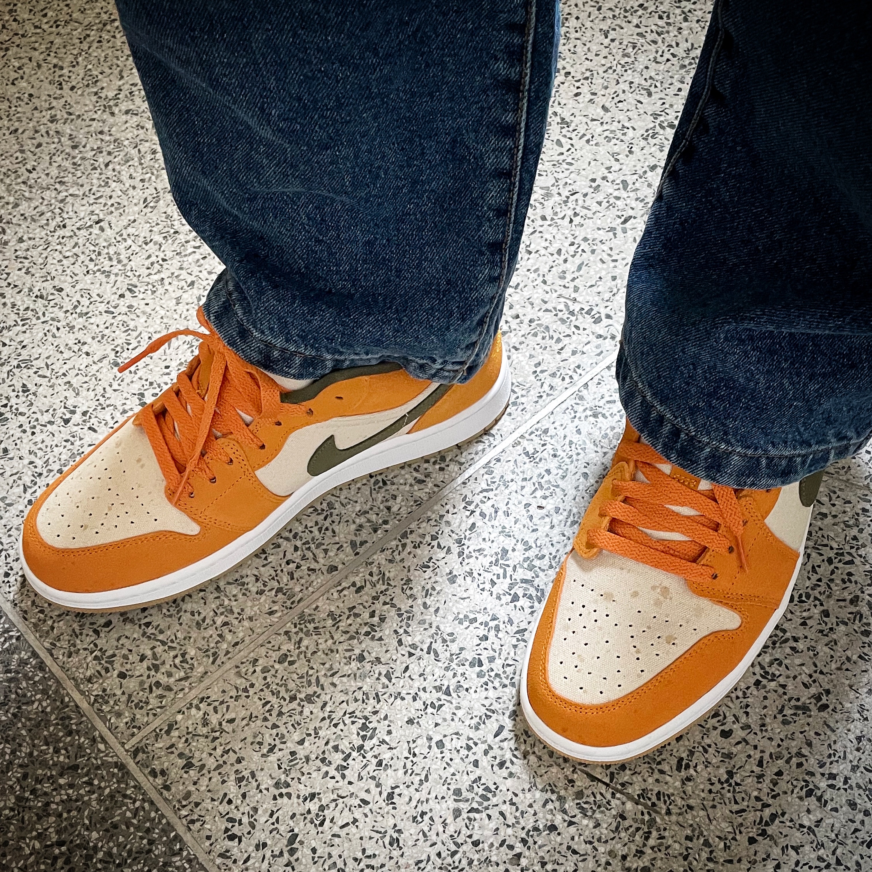 Jordan 1 Low SE Light Curry 착용 스타일 - 3